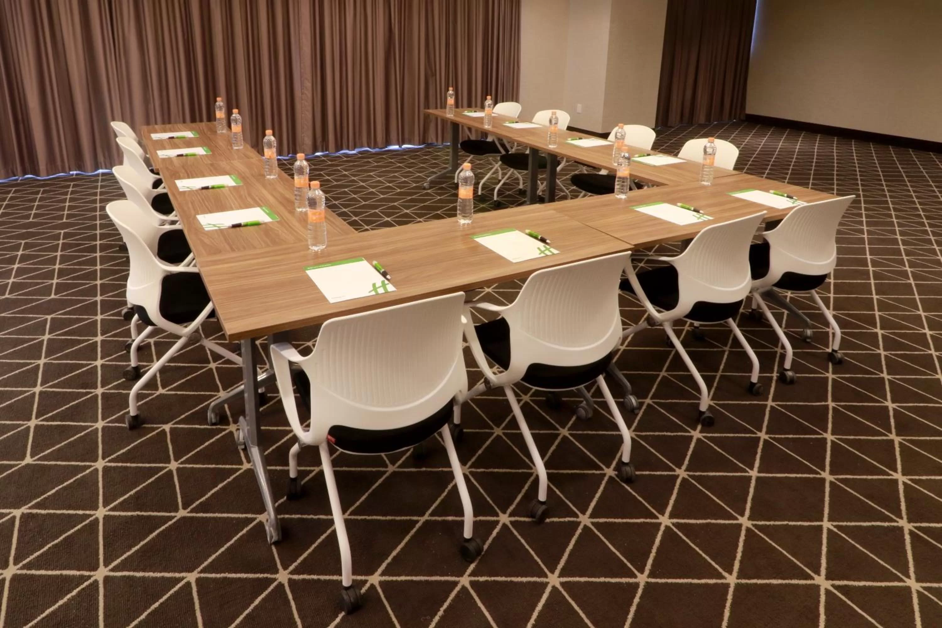 Meeting/conference room in Holiday Inn & Suites Monterrey Apodaca Zona Airport, an IHG hotel