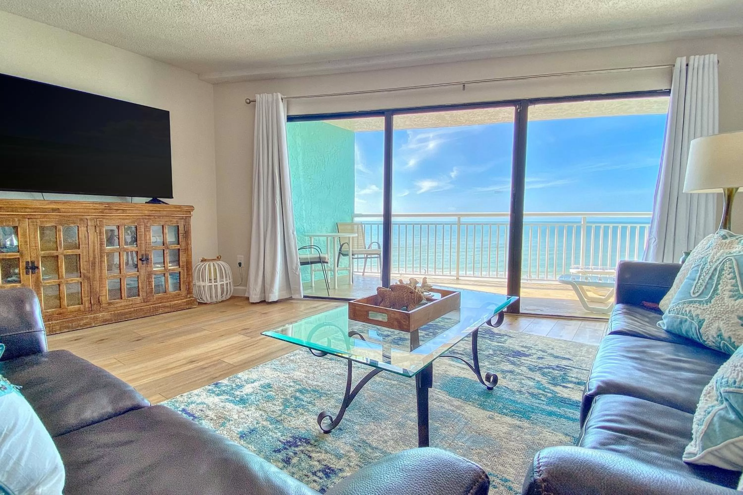 Seating Area in Chateaux Sunset Suites 408