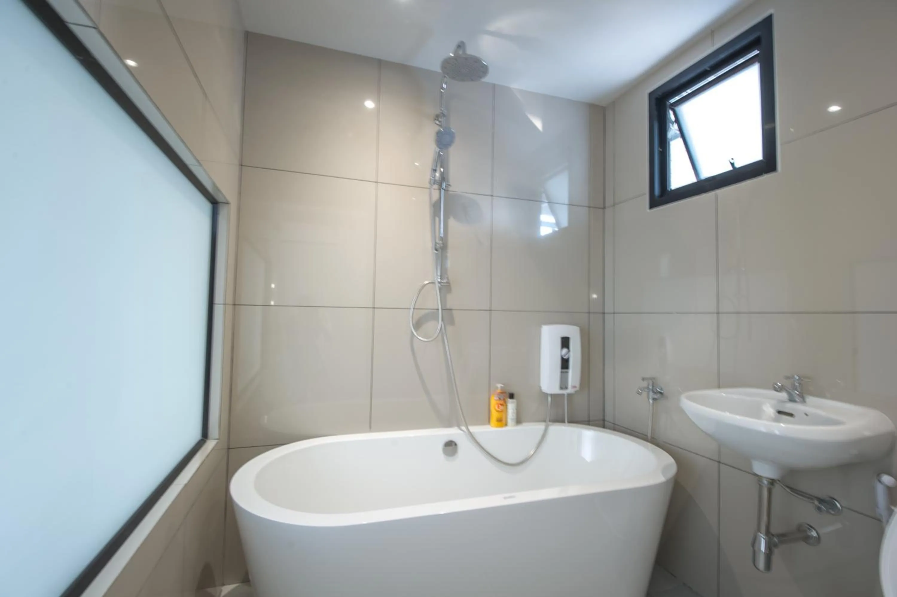 Shower in Glur Central Pratunam