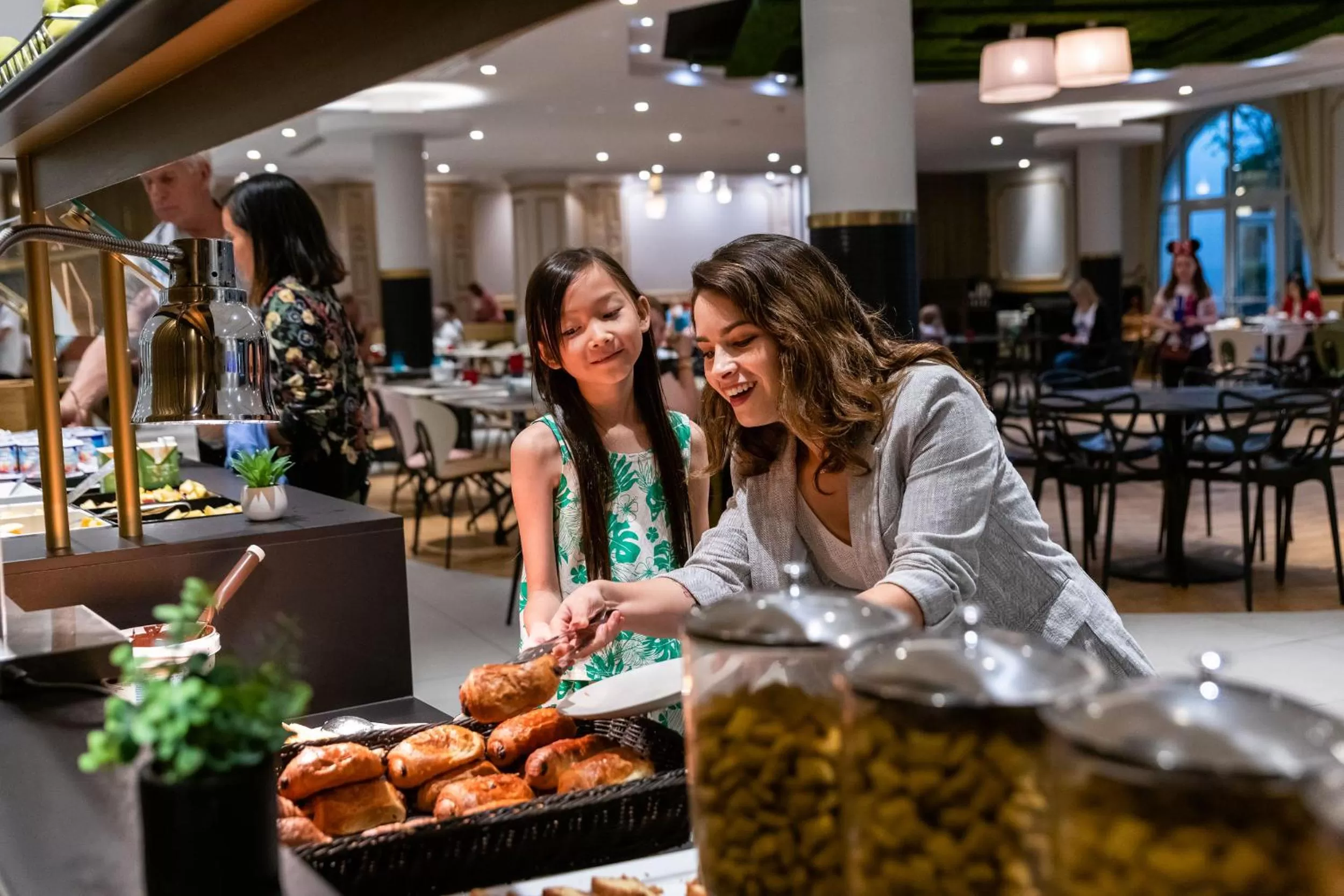 Restaurant/places to eat in Dream Castle Hotel Marne La Vallee