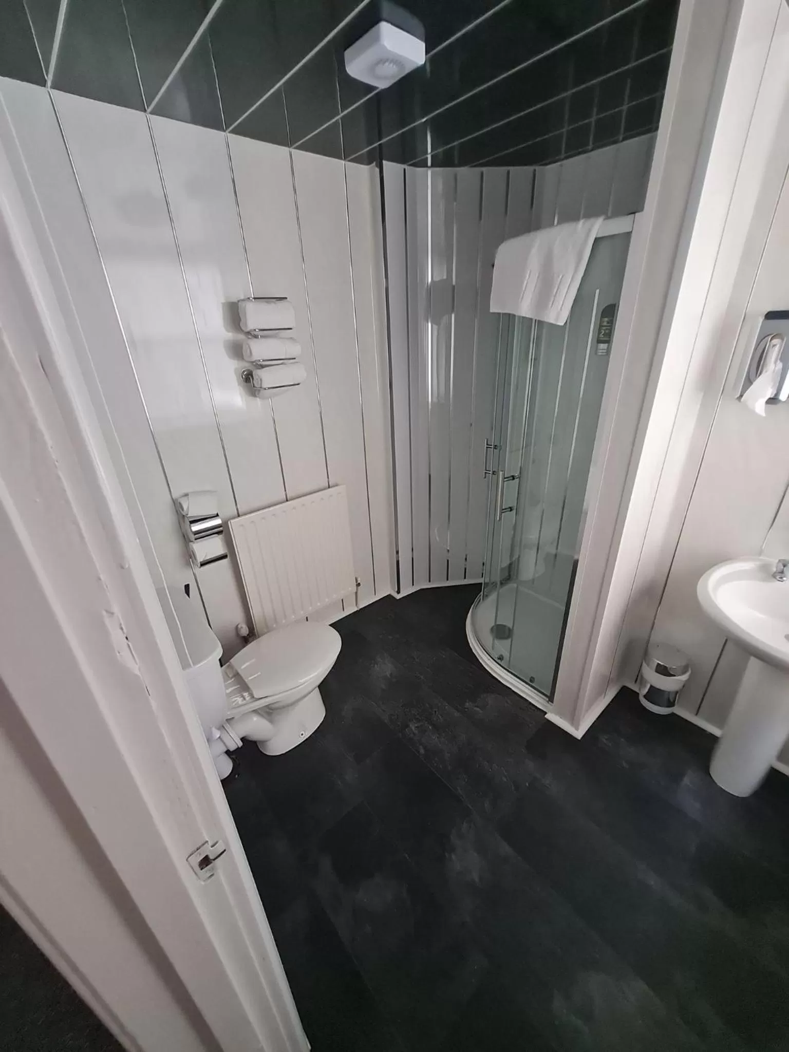 Toilet in Queens Plaza Hotel