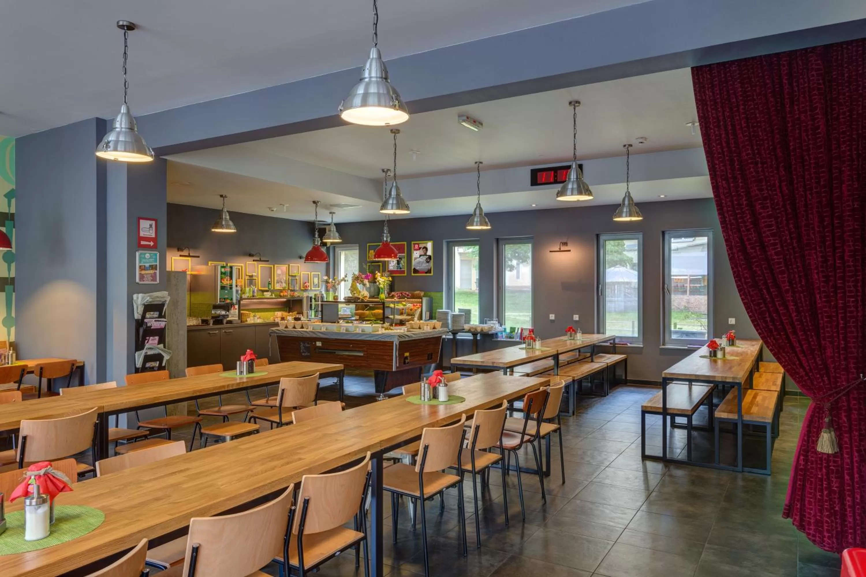 Restaurant/places to eat in MEININGER Hotel Berlin Alexanderplatz