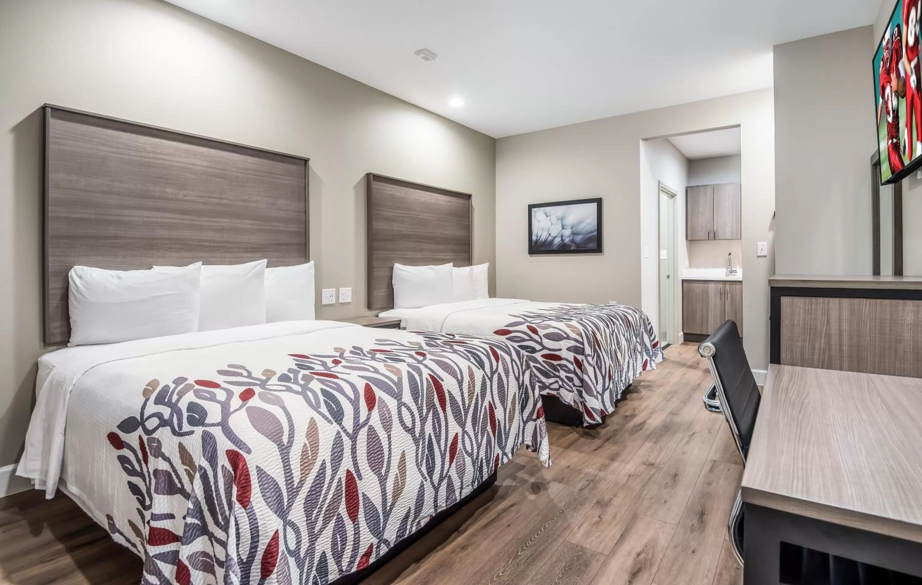 Photo of the whole room, Bed in Red Roof Inn Baytown