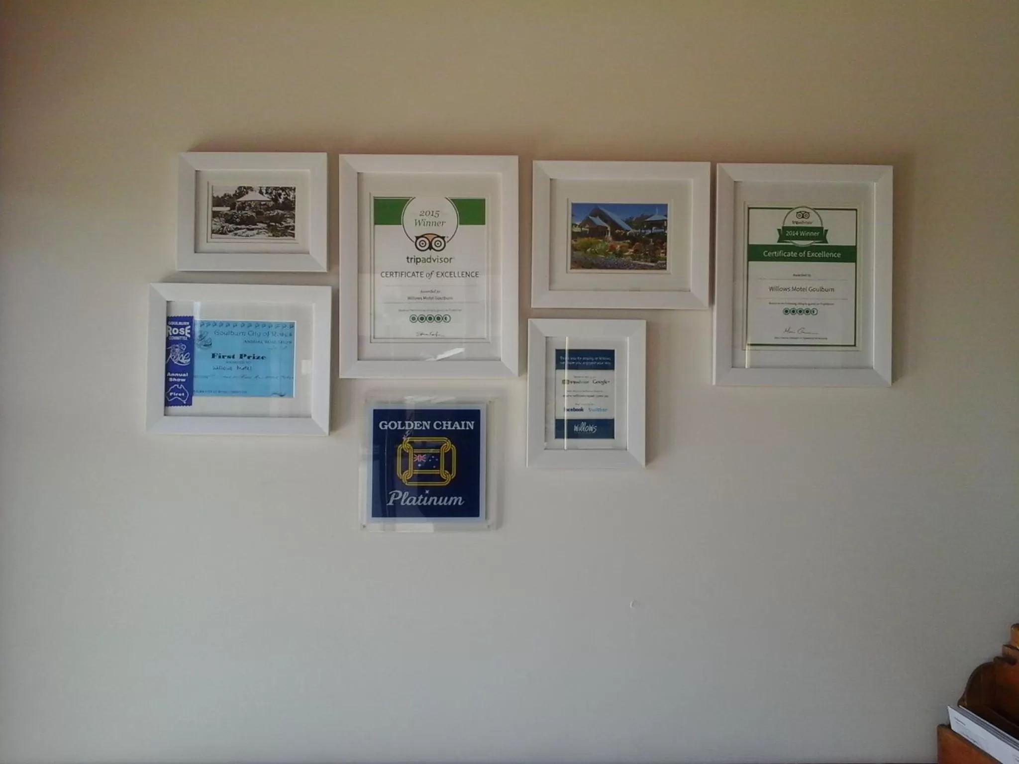 Lobby or reception in Willows Motel