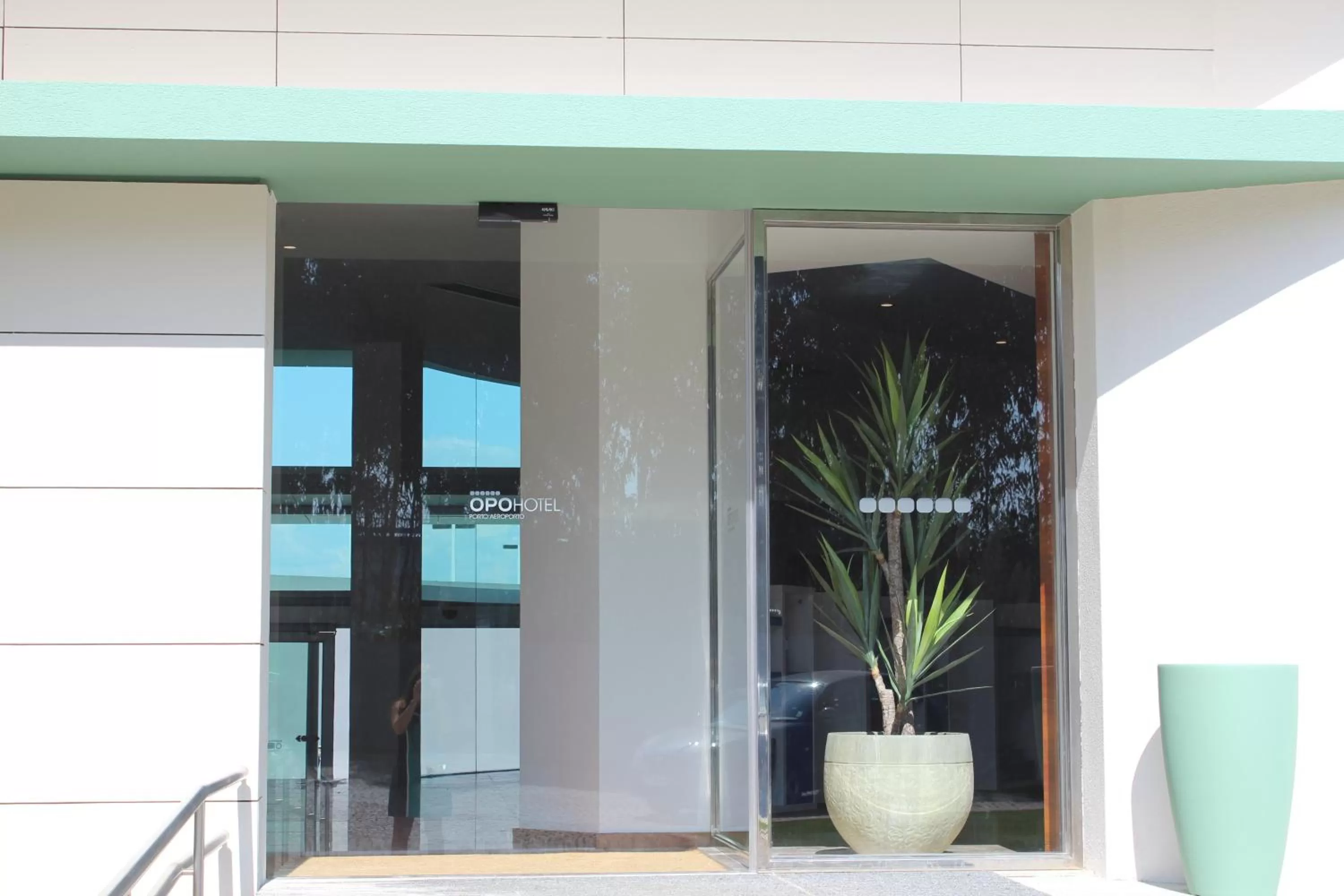 Property building in OPOHOTEL Porto Aeroporto