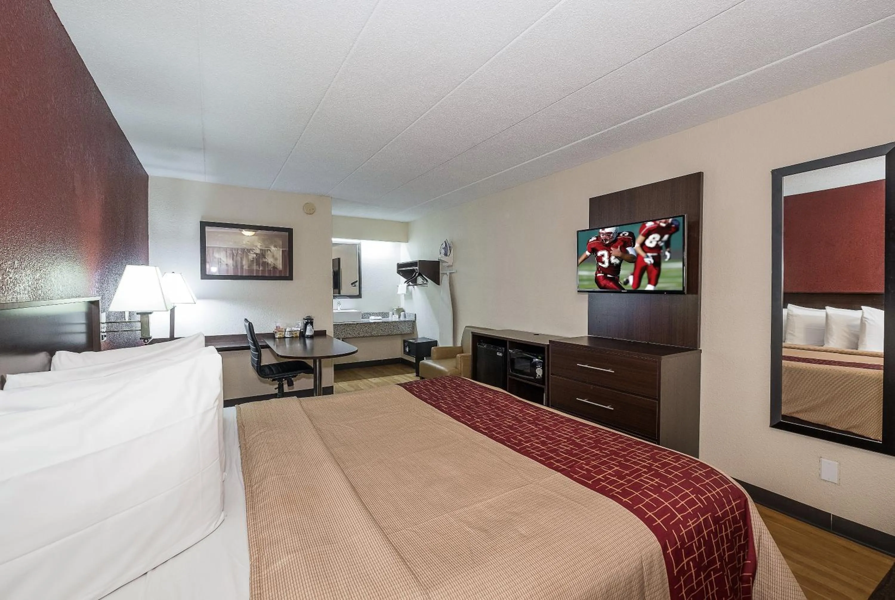 Photo of the whole room, Bed in Red Roof Inn Columbus East- Reynoldsburg