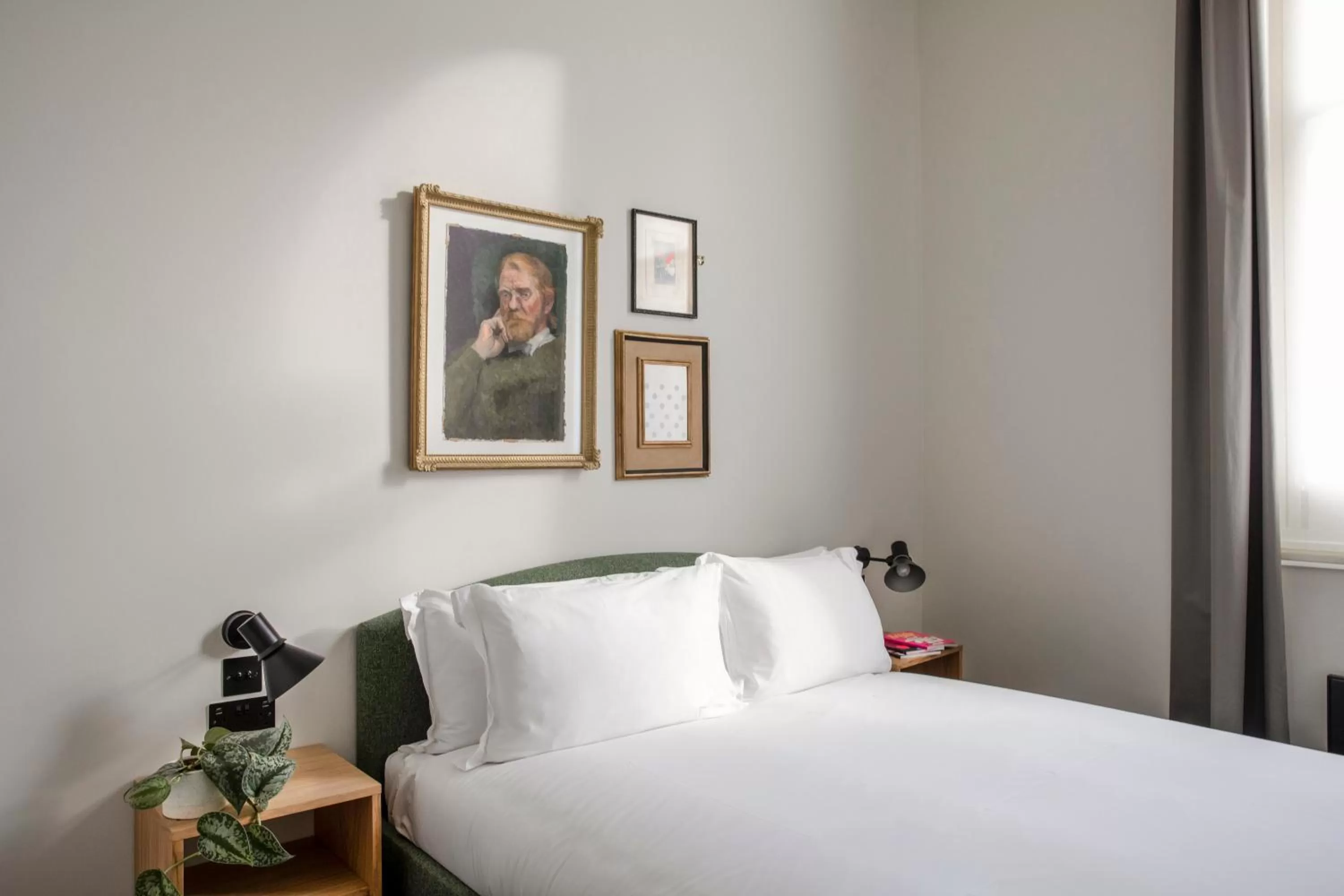 Bed in Bedford Corner Hotel