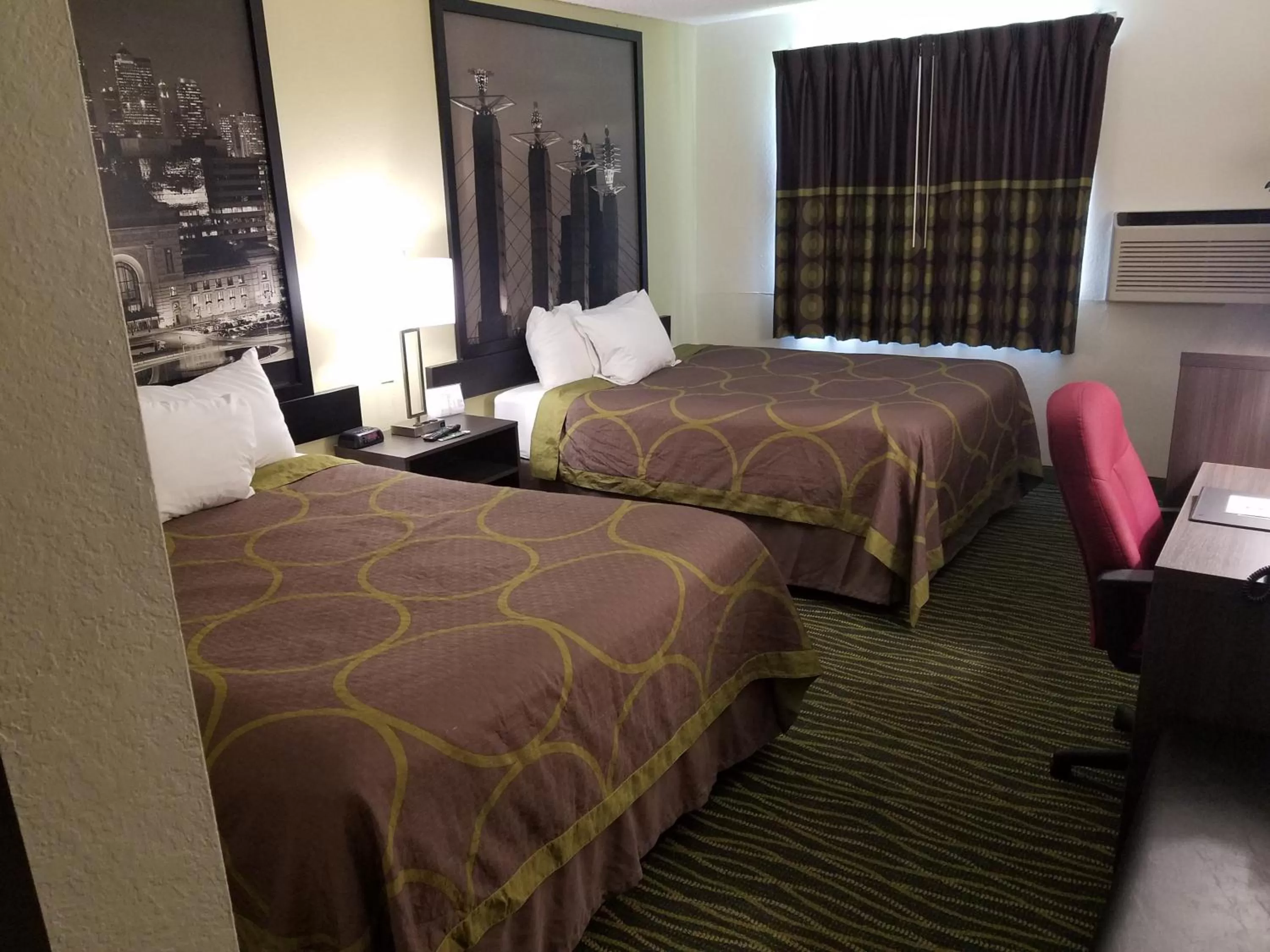 Bedroom, Bed in Super 8 by Wyndham Independence Kansas City