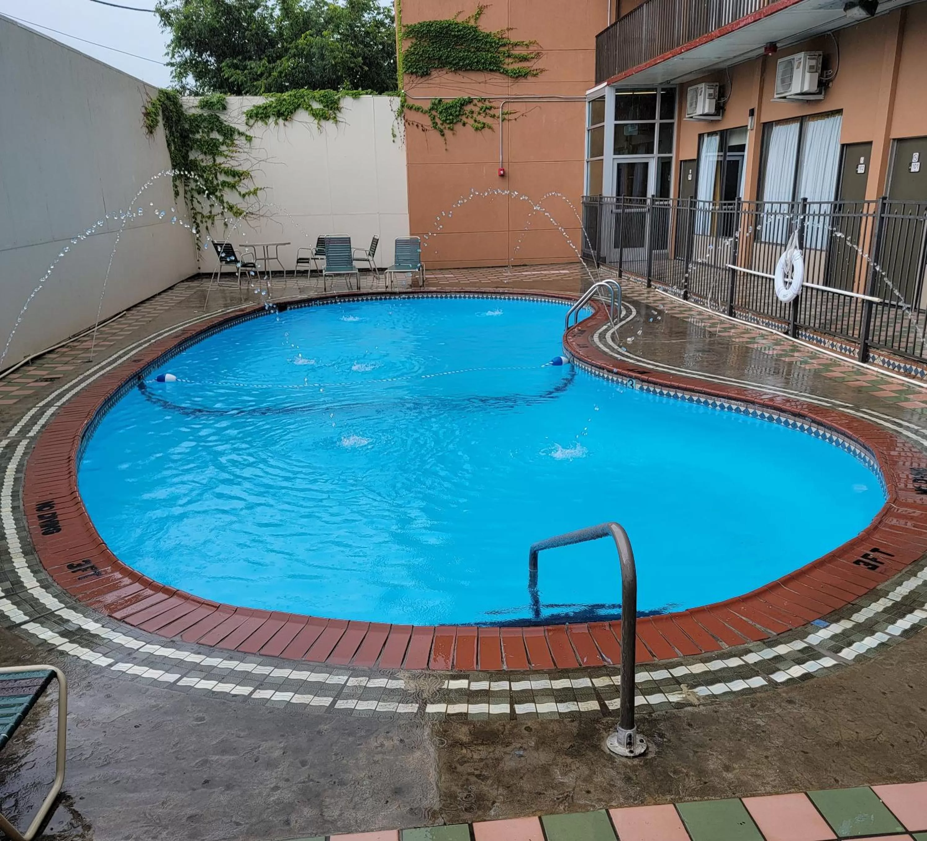 Swimming pool in Downtown Inn