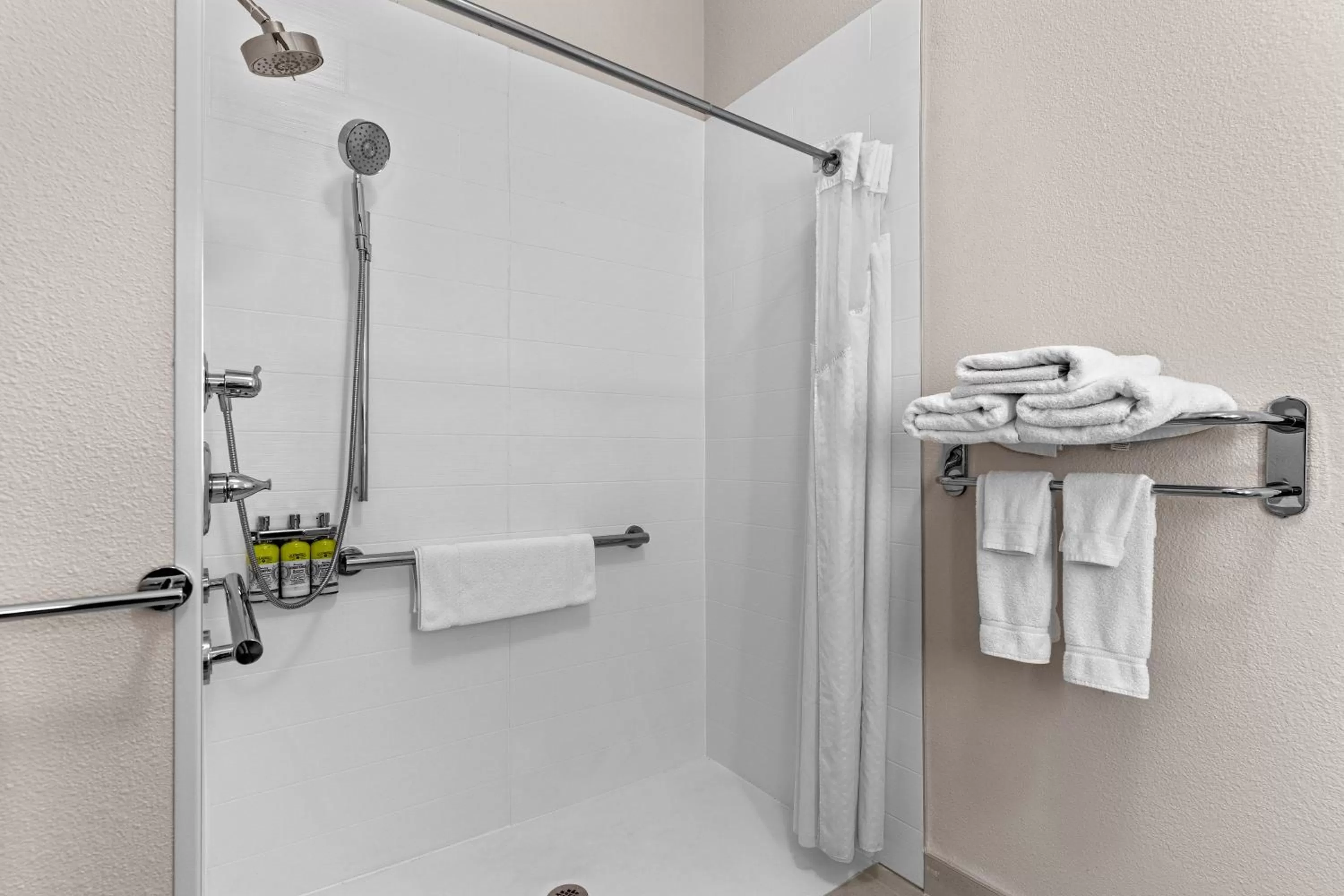 Photo of the whole room, Bathroom in Holiday Inn Express & Suites Van Buren-Fort Smith Area, an IHG Hotel