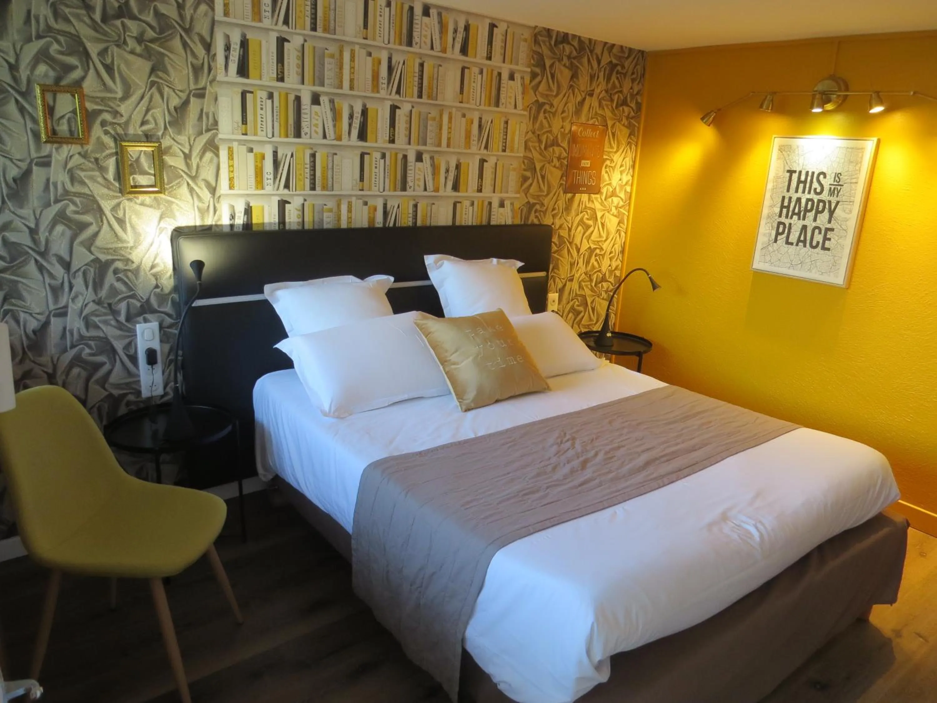 Photo of the whole room in Hôtel Kyriad Cap Sud