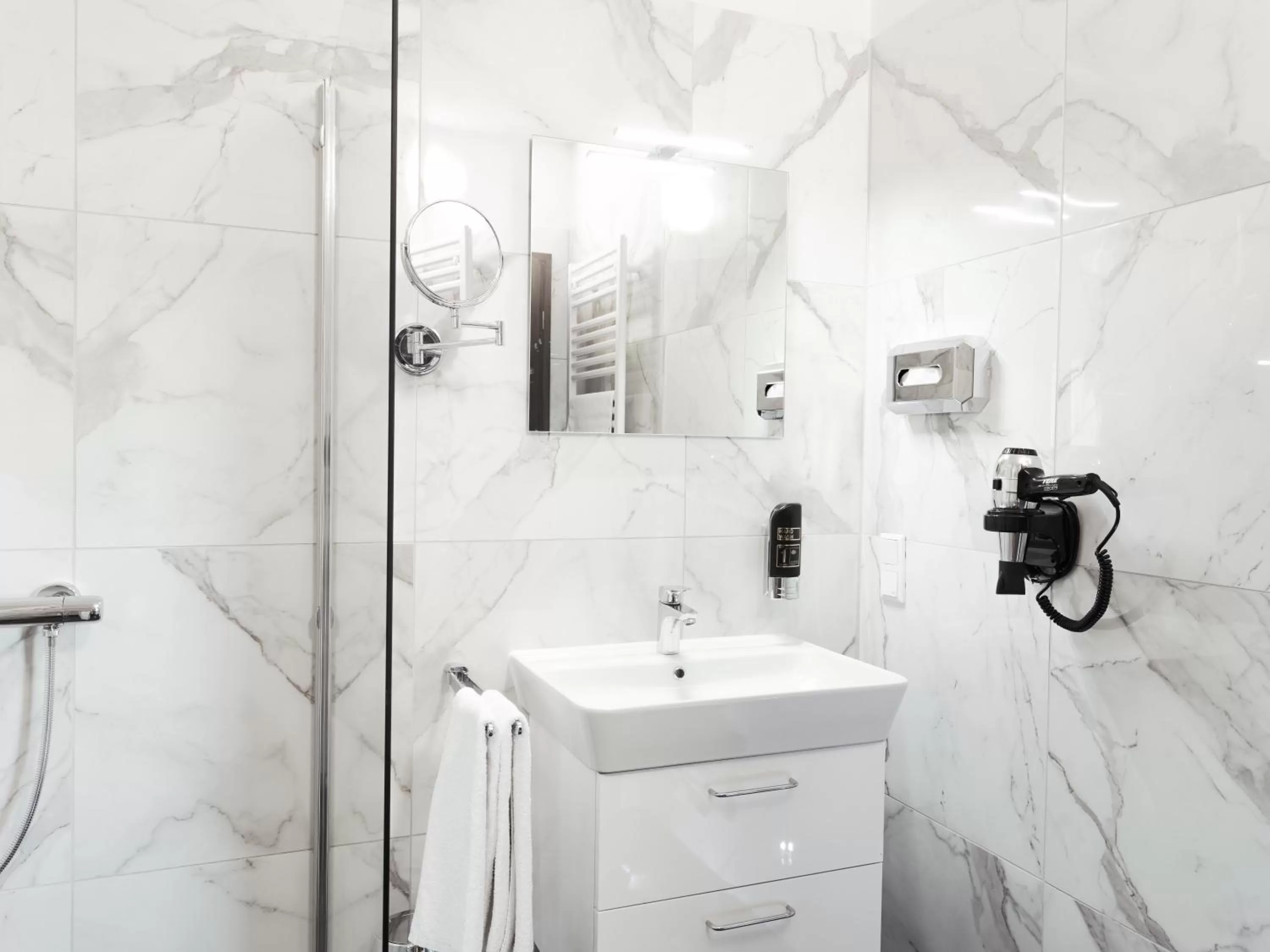 Shower in THE ROOMS - Hotel & House