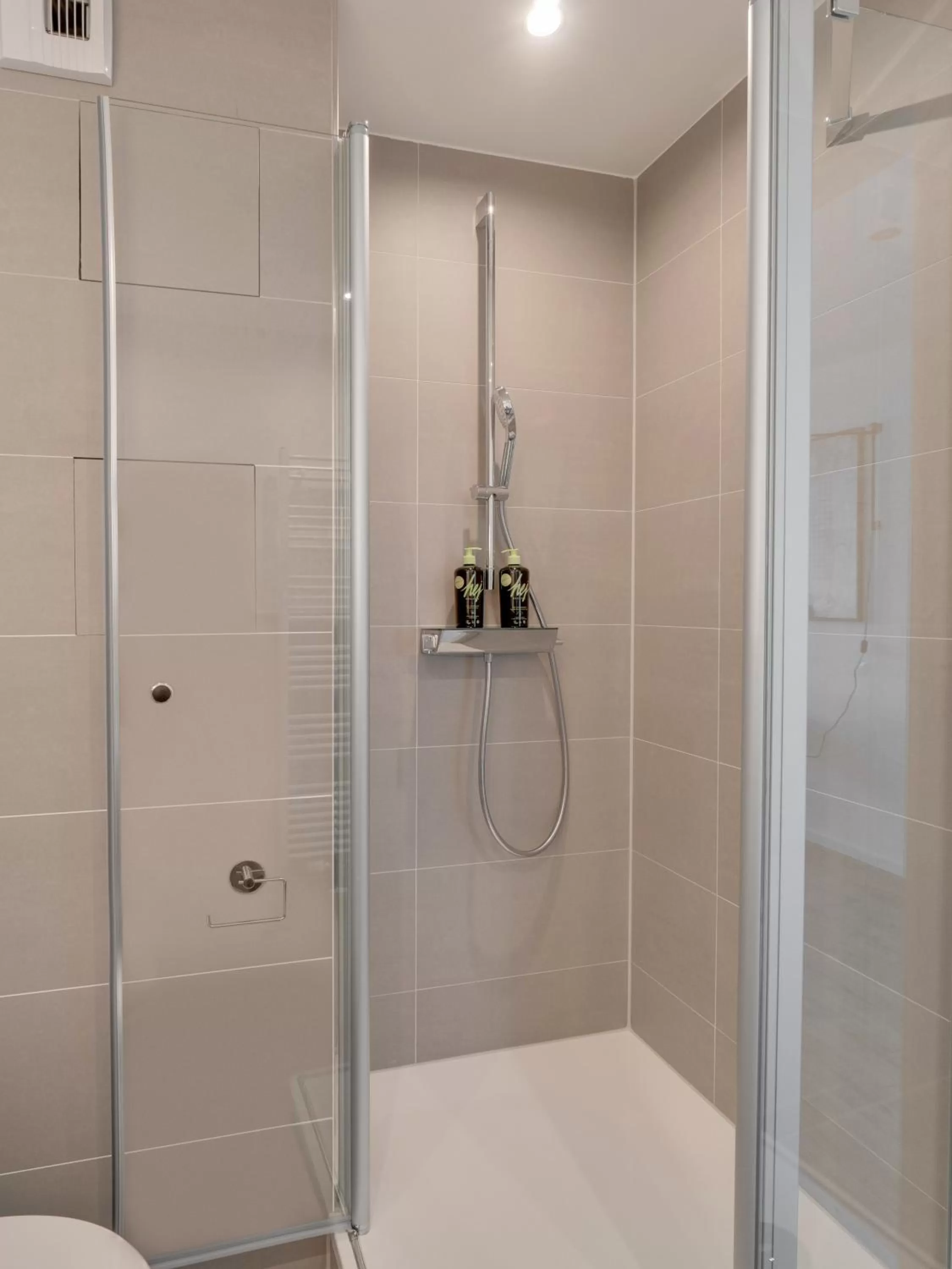 Shower in Limehome Darmstadt Wilhelminenstraße - Digital Access