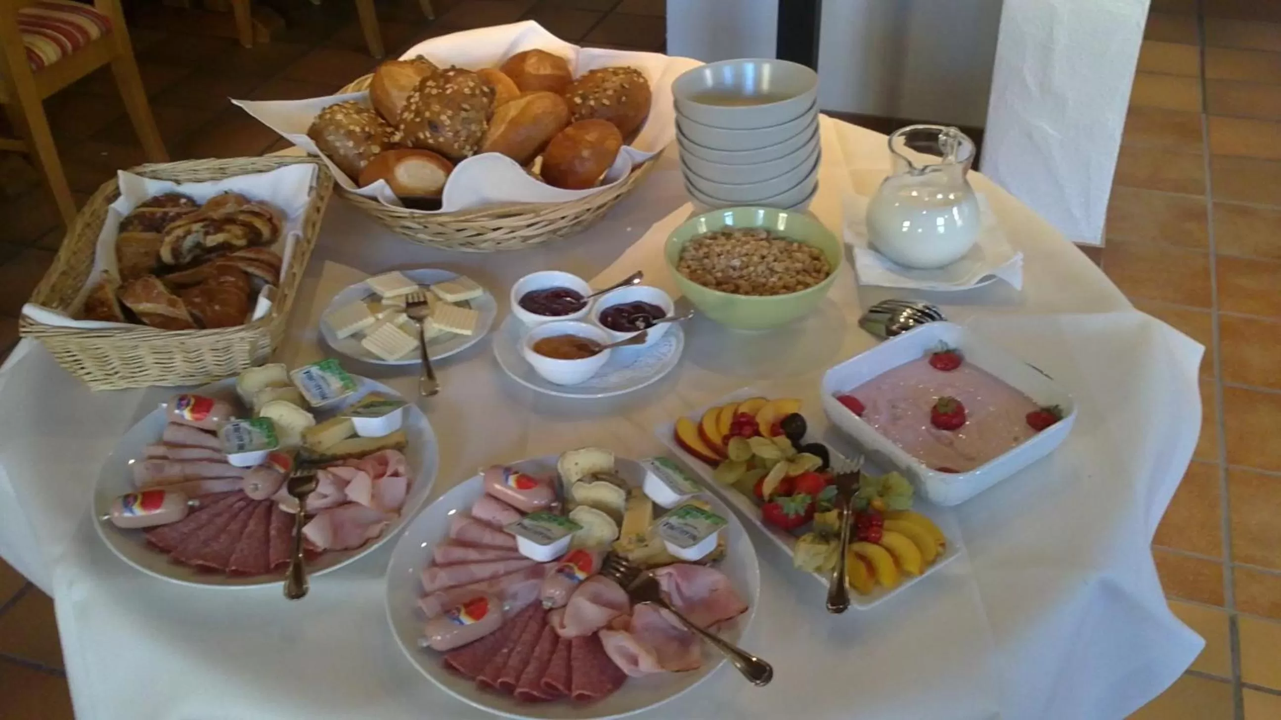 Continental breakfast in Ellenbergs Restaurant & Hotel