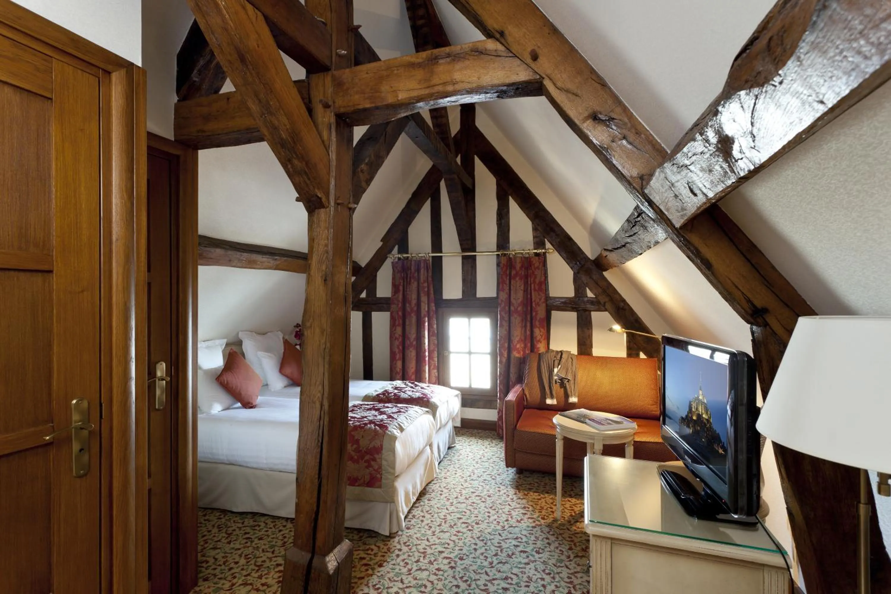 Photo of the whole room, Bed in Auberge Saint Pierre