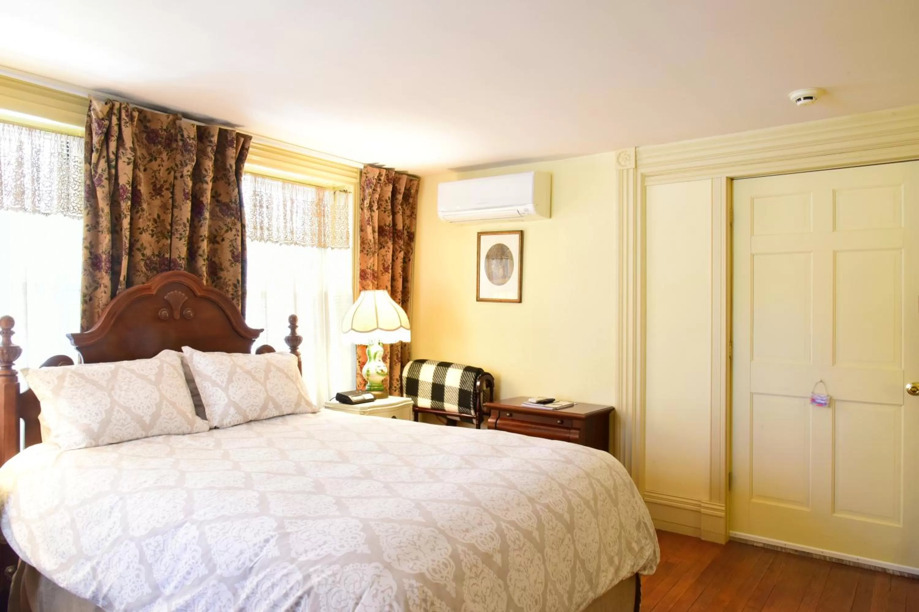 Photo of the whole room, Bed in Wainwright Inn