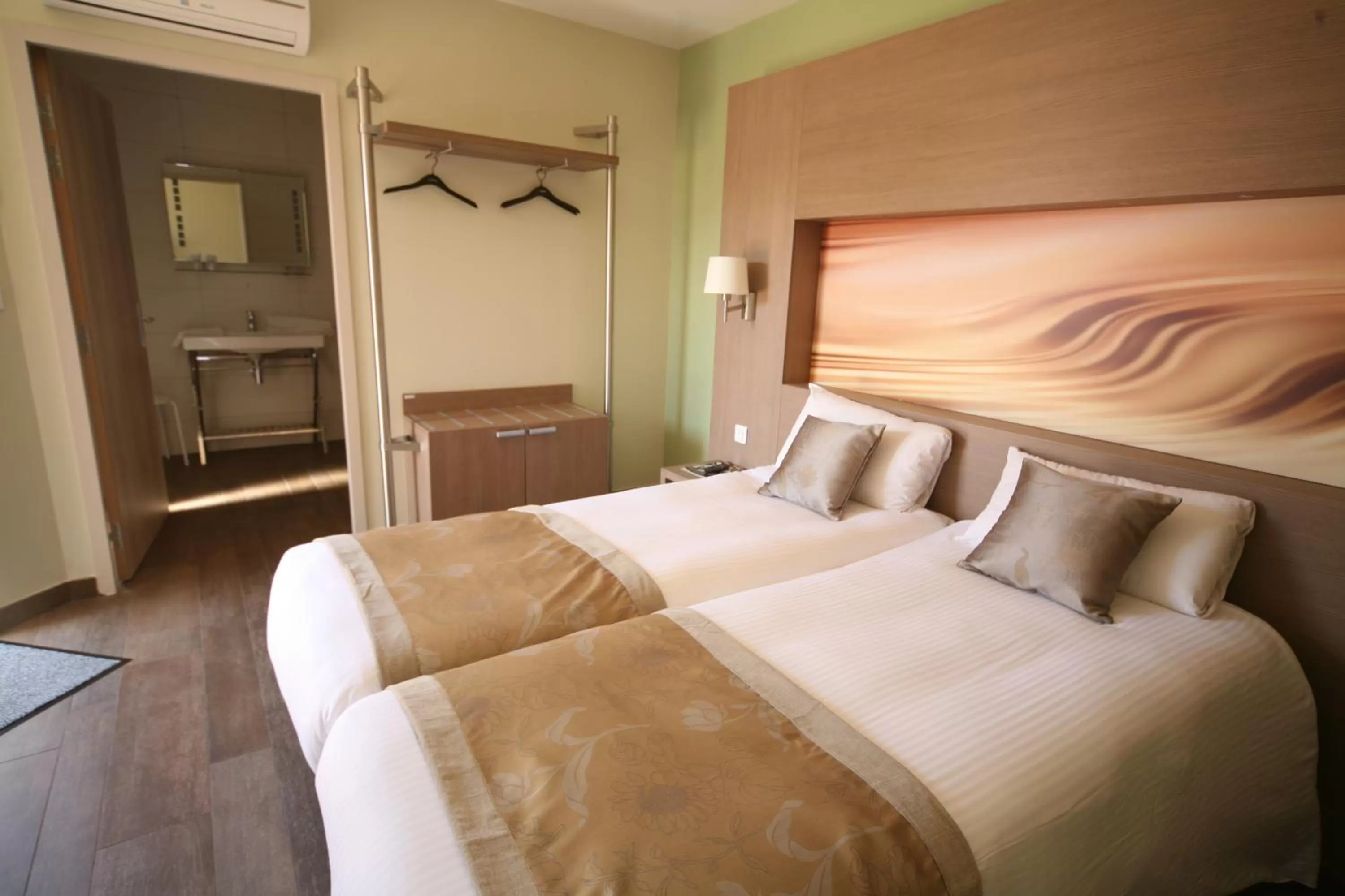 Photo of the whole room, Bed in Charme Hôtel, Montbéliard Sud