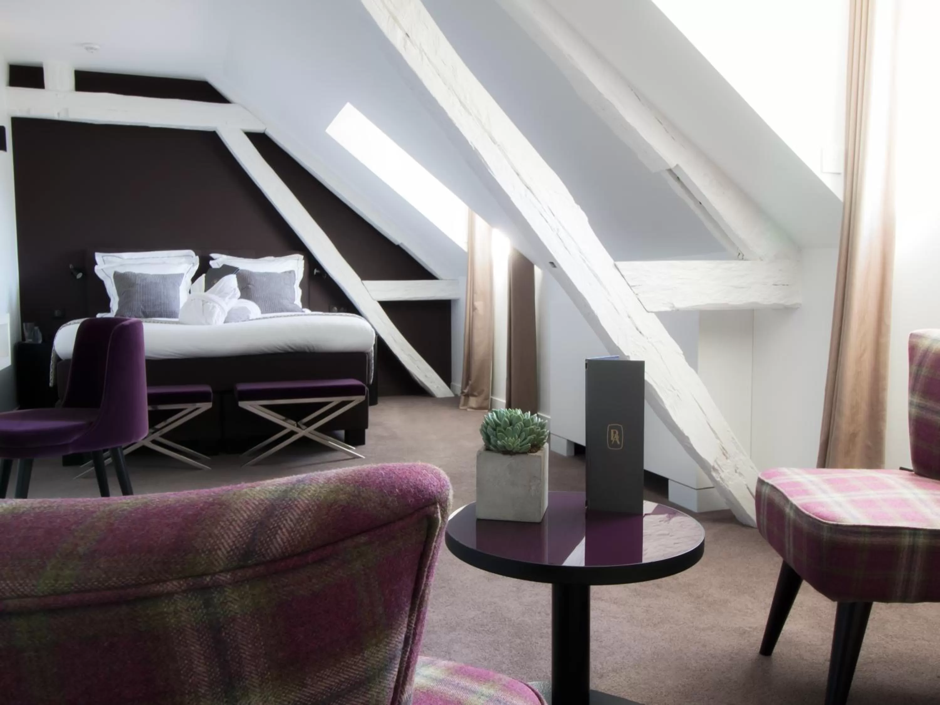 Living room, Bed in Hôtel-Restaurant Bel Ami