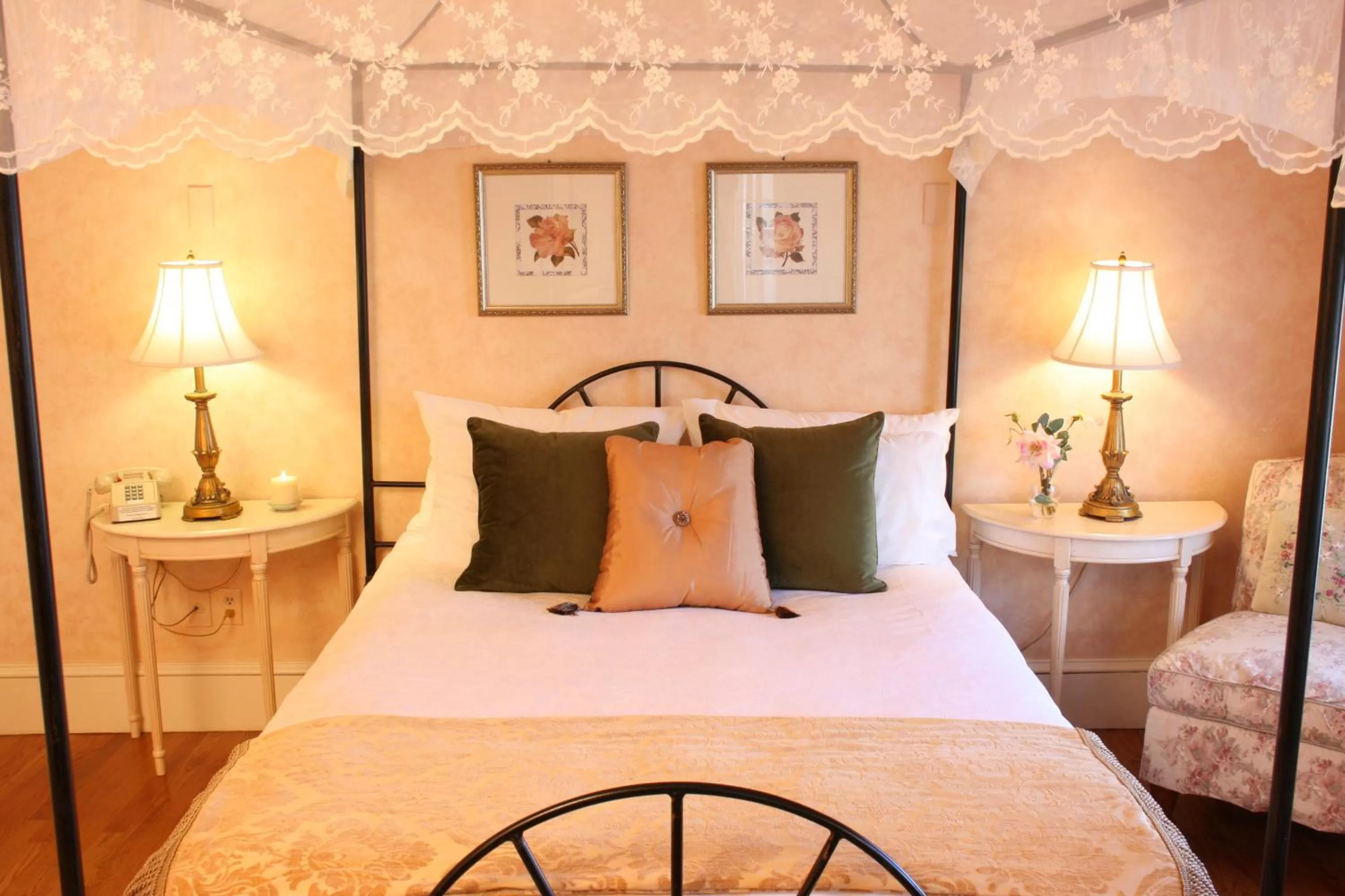 Photo of the whole room, Bed in Captain Farris House