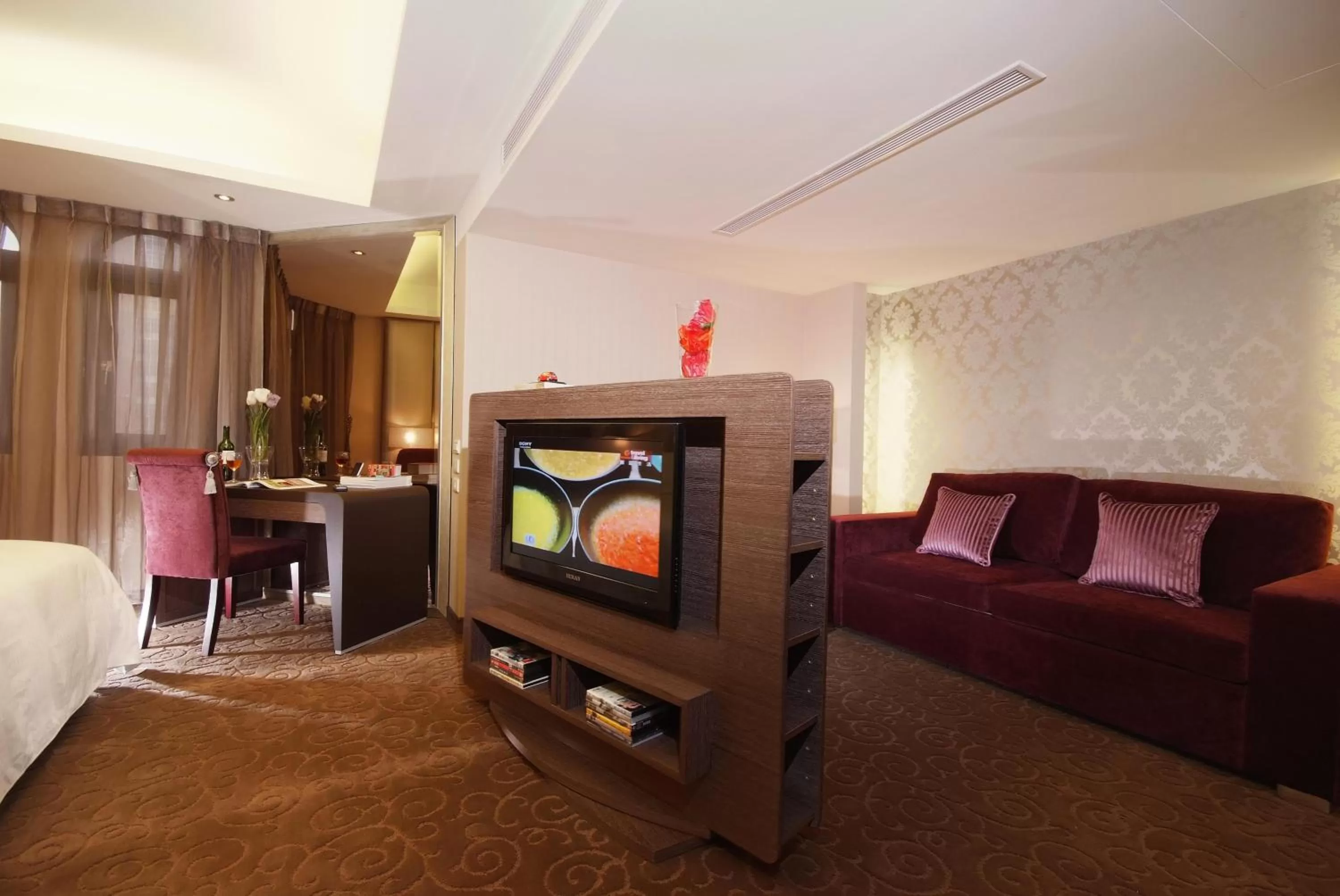 TV and multimedia, Bed in The Metro Hotel - Taipei Branch