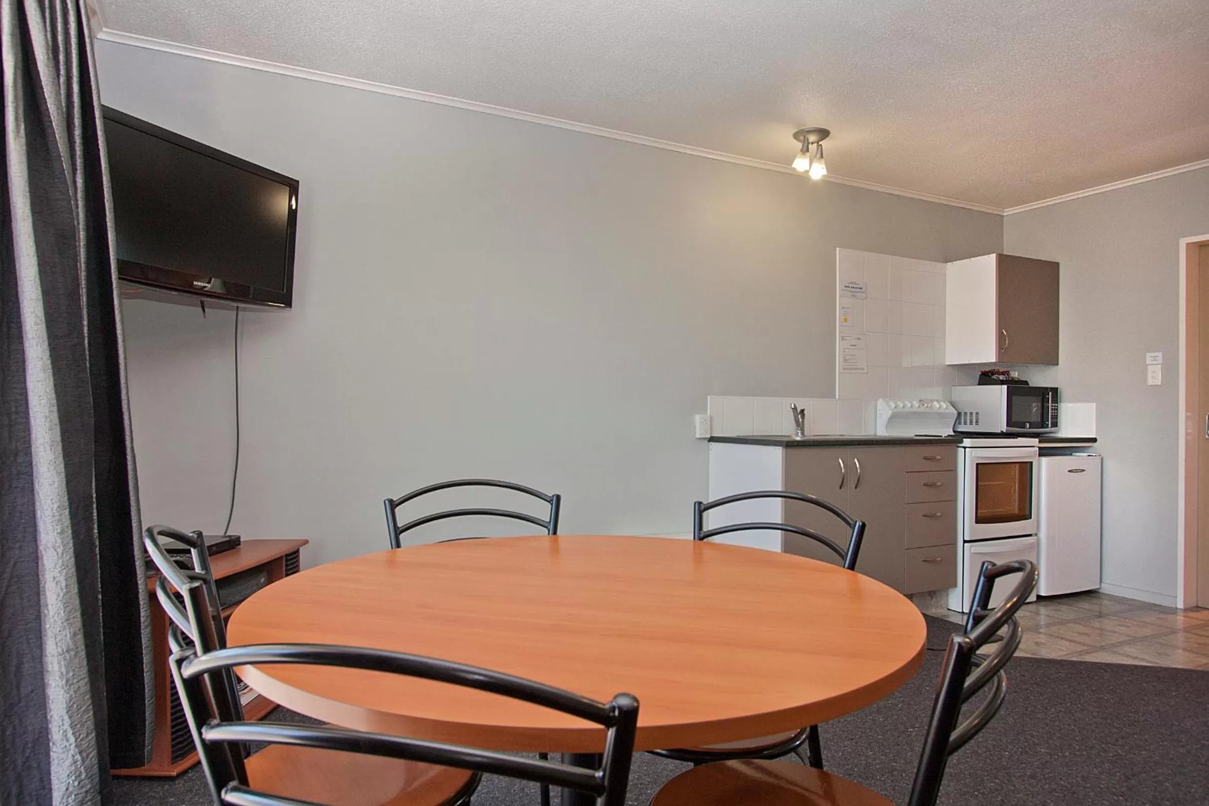 Kitchen or kitchenette in Coronation Park Motels