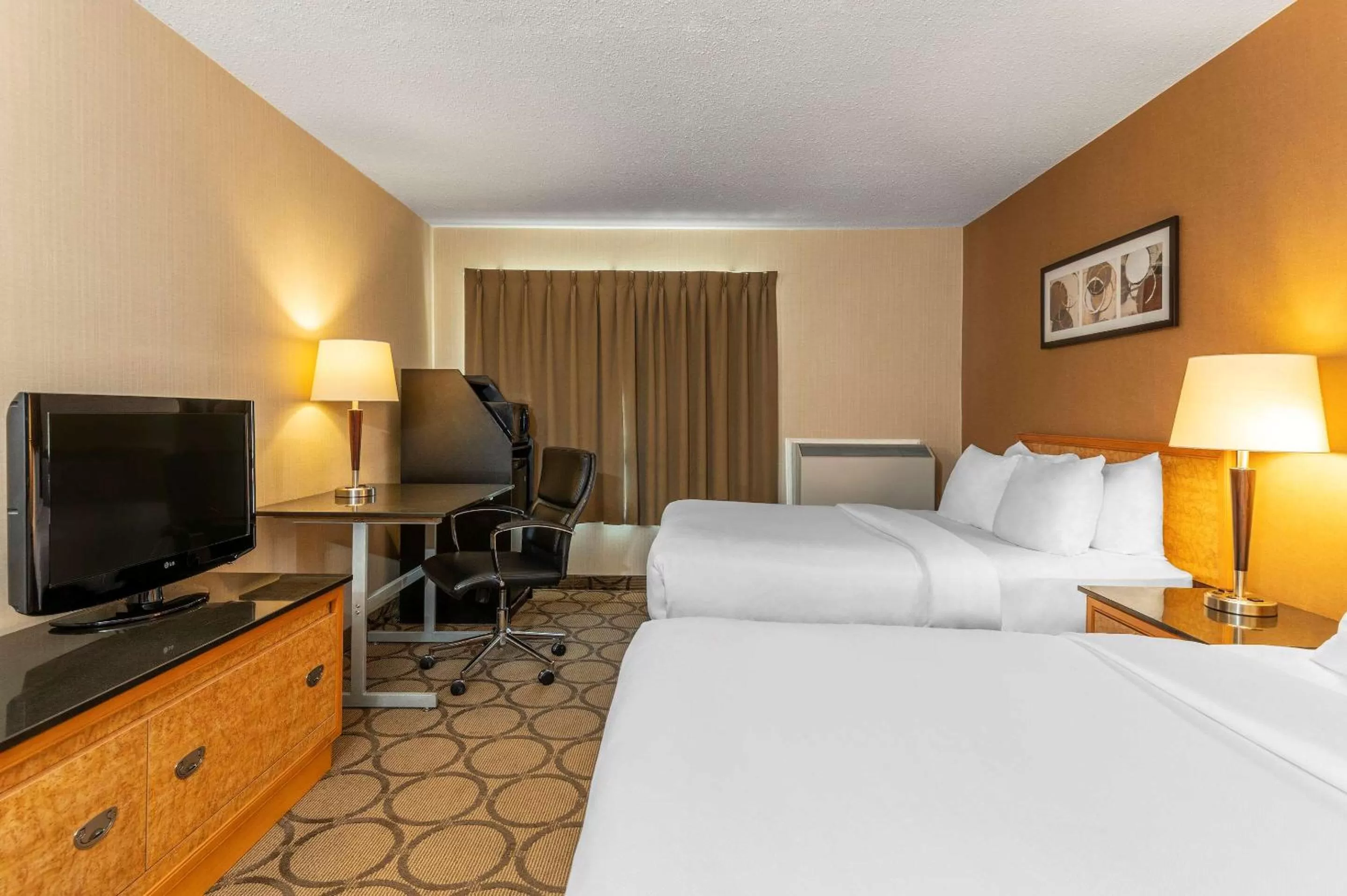 Photo of the whole room, Bed in Comfort Inn Sherbrooke