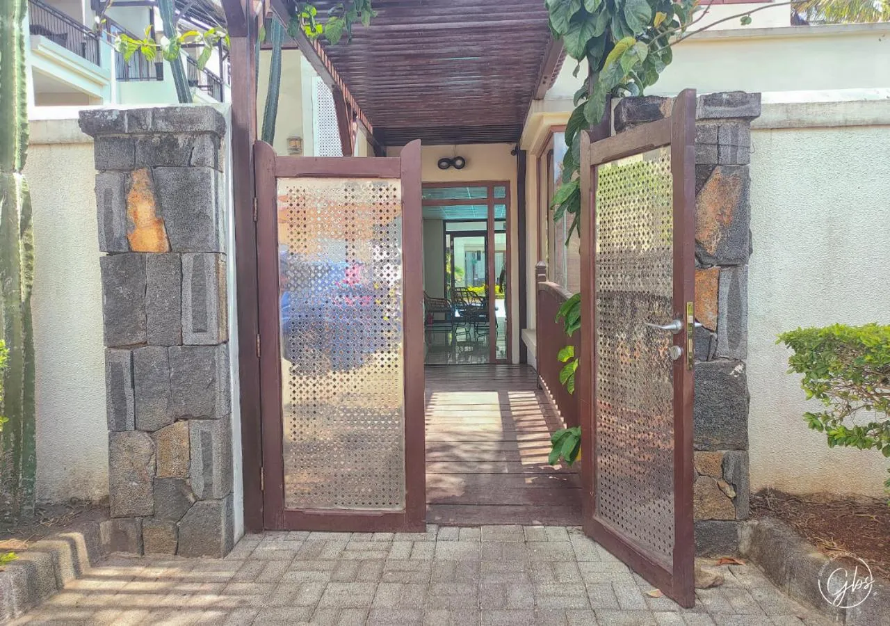 Facade/entrance in Grand Bay Suites