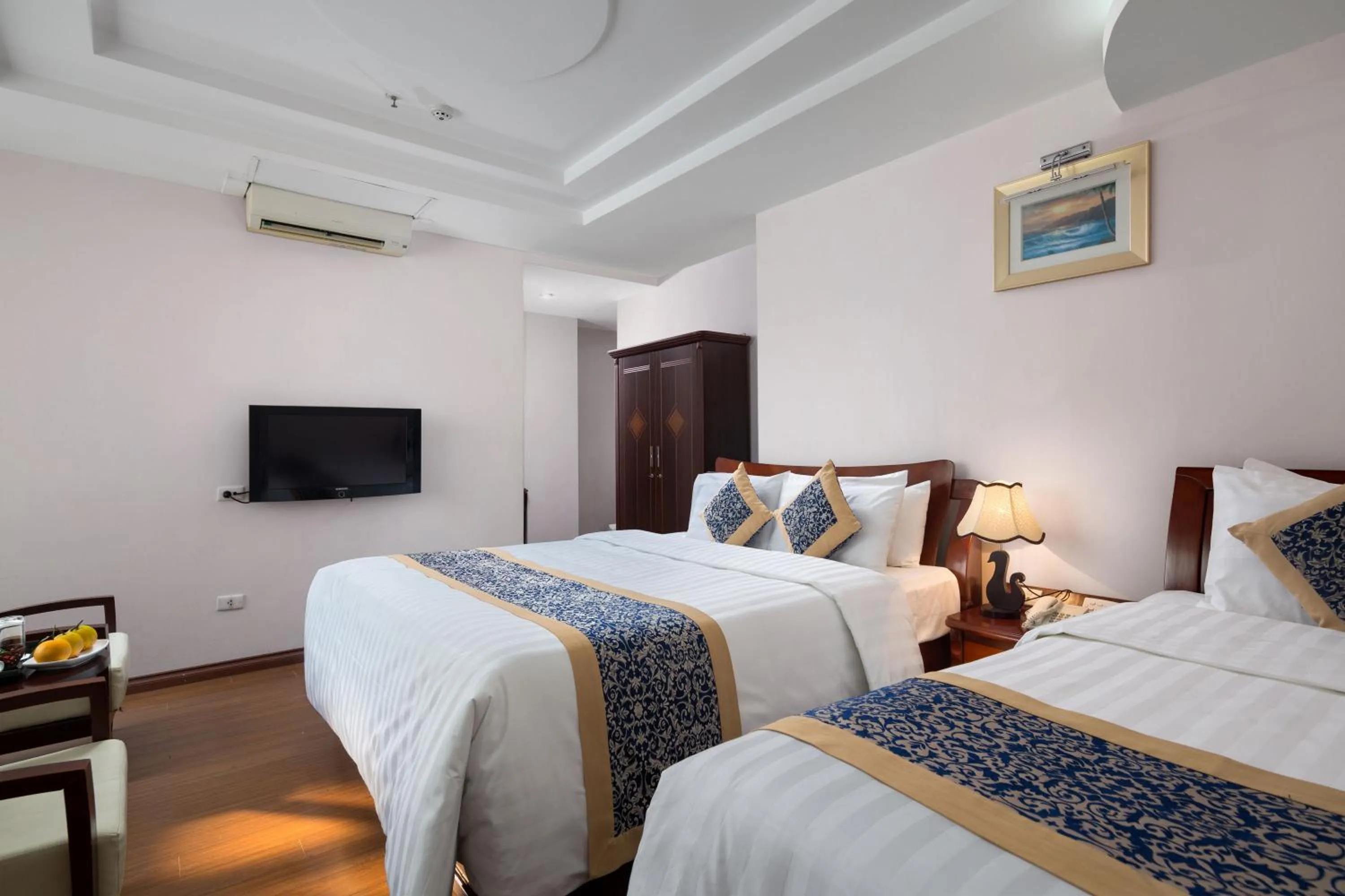 Photo of the whole room, Bed in Lakeside Palace Hotel