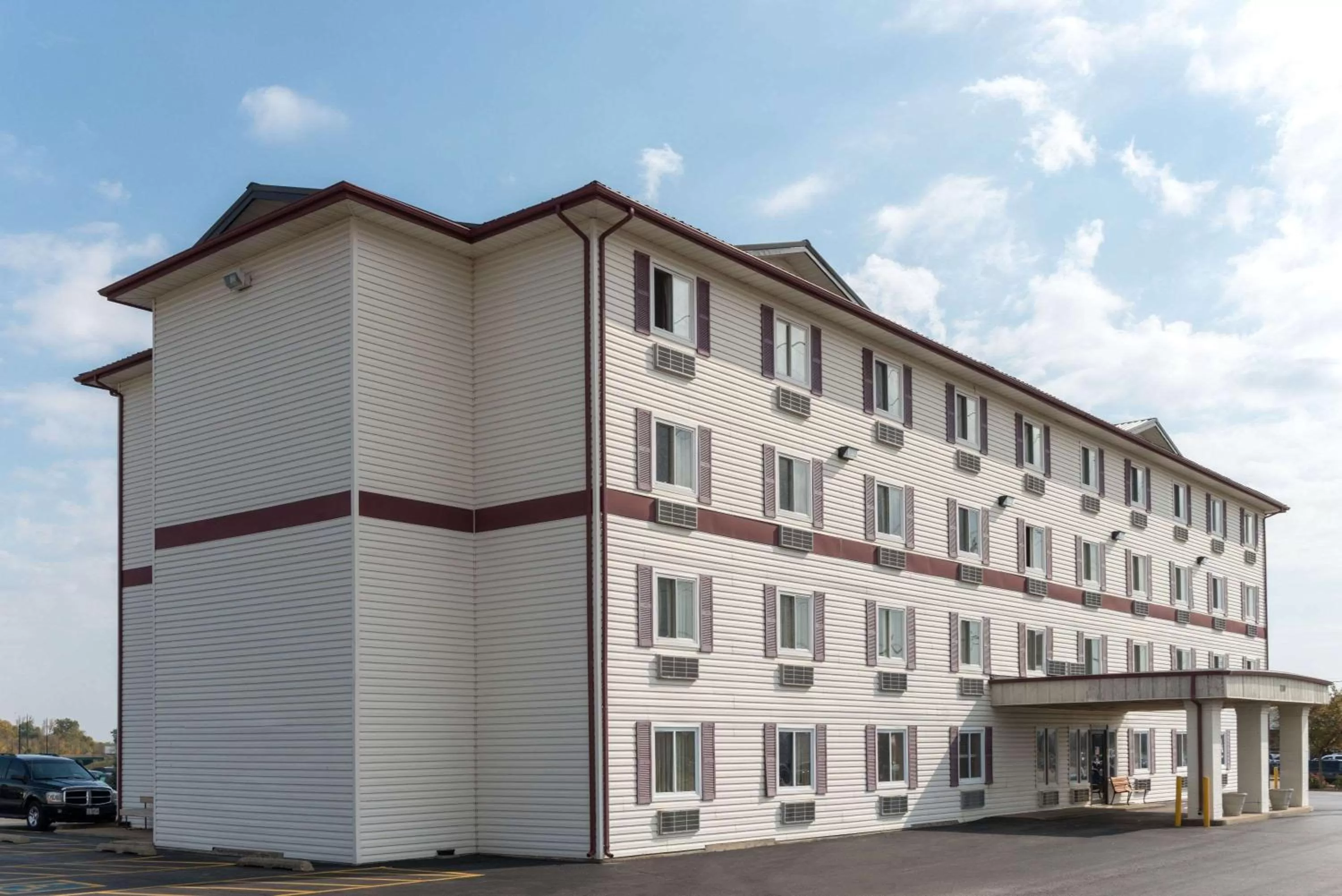 Property building in Super 8 by Wyndham Springfield East