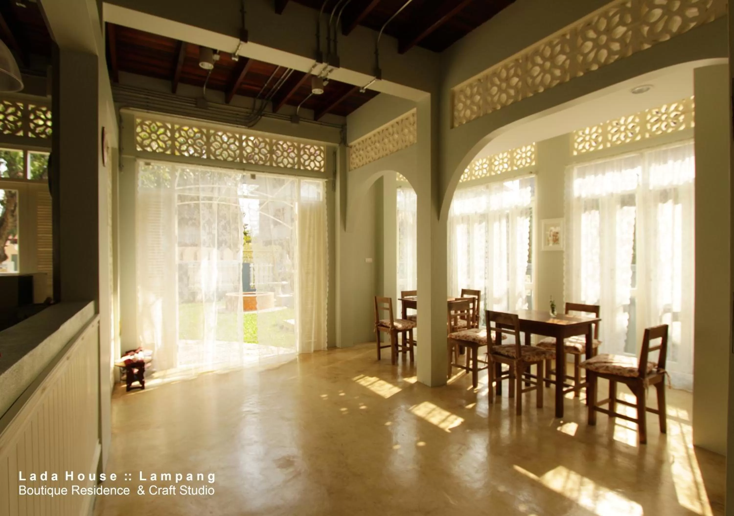 Restaurant/places to eat in Lada House