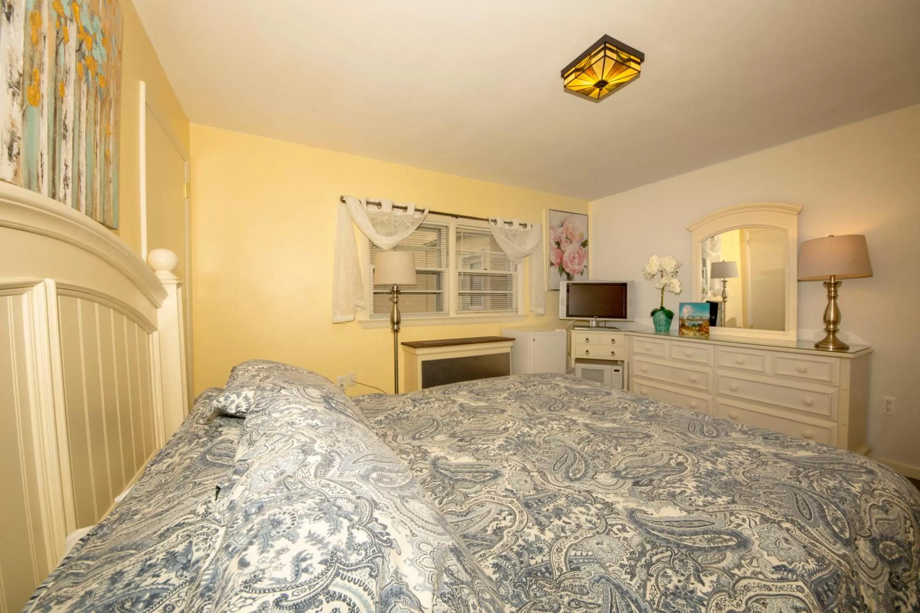 Photo of the whole room, Bed in Simmons Motel and Suites