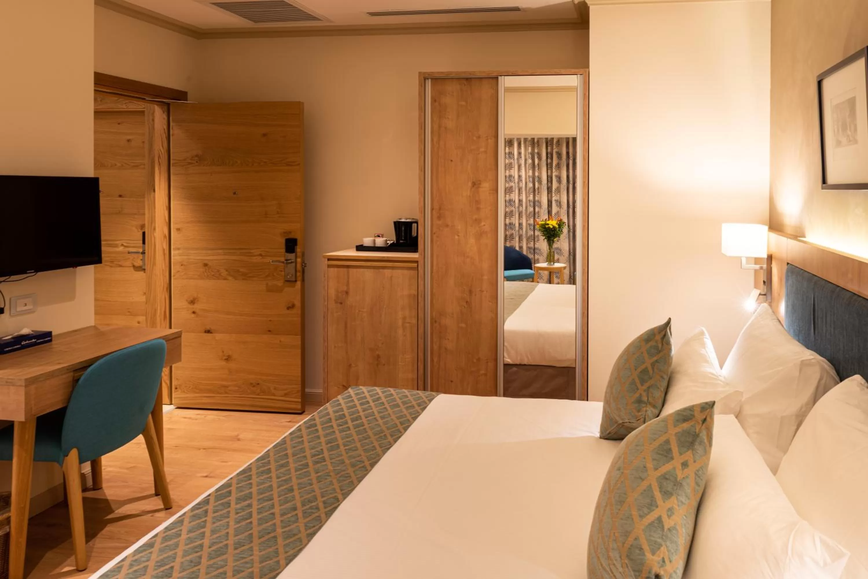 TV and multimedia, Bed in Ambassador Boutique Hotel - Jerusalem