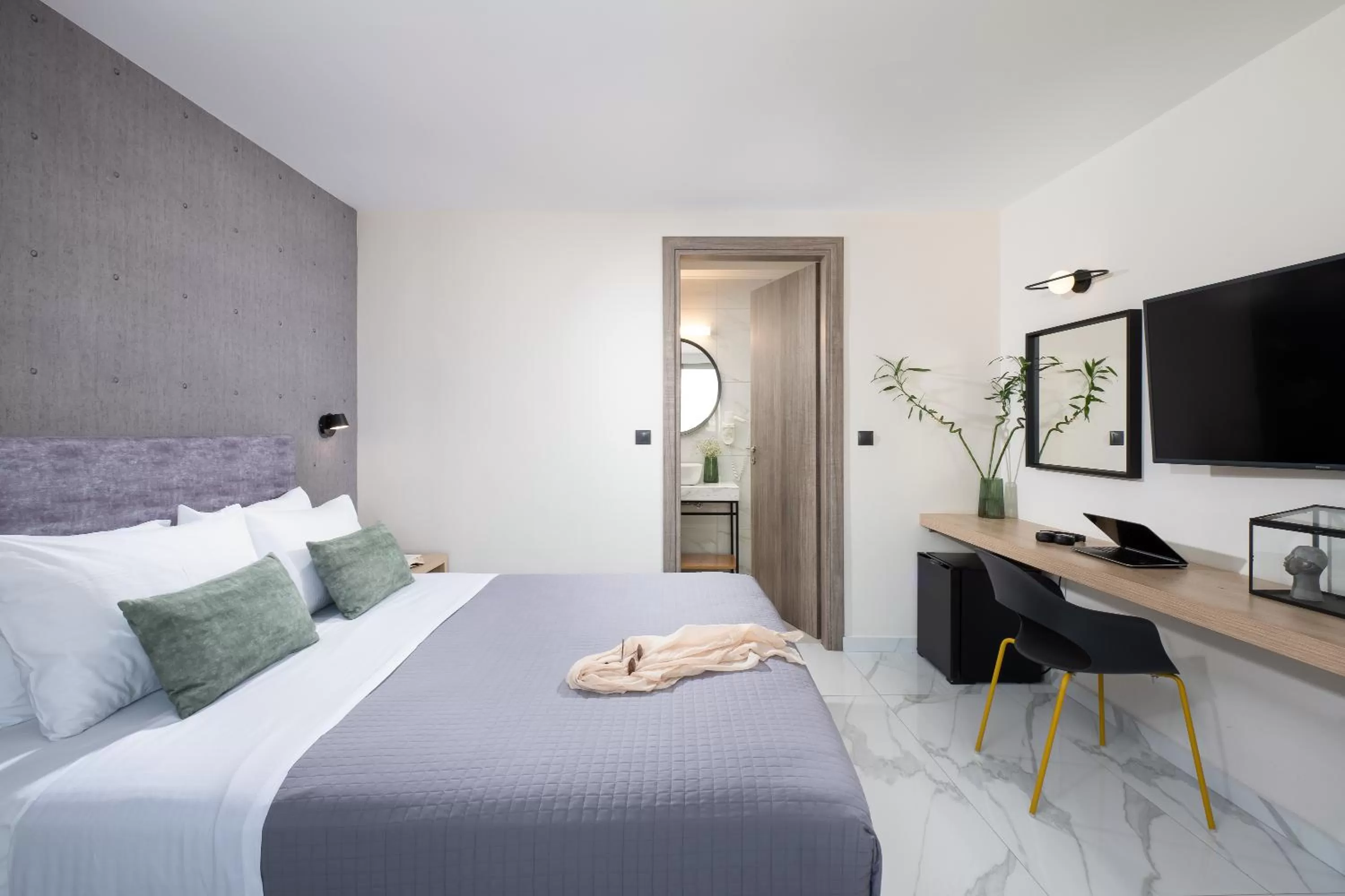 Photo of the whole room, Bed in Enattica Suites