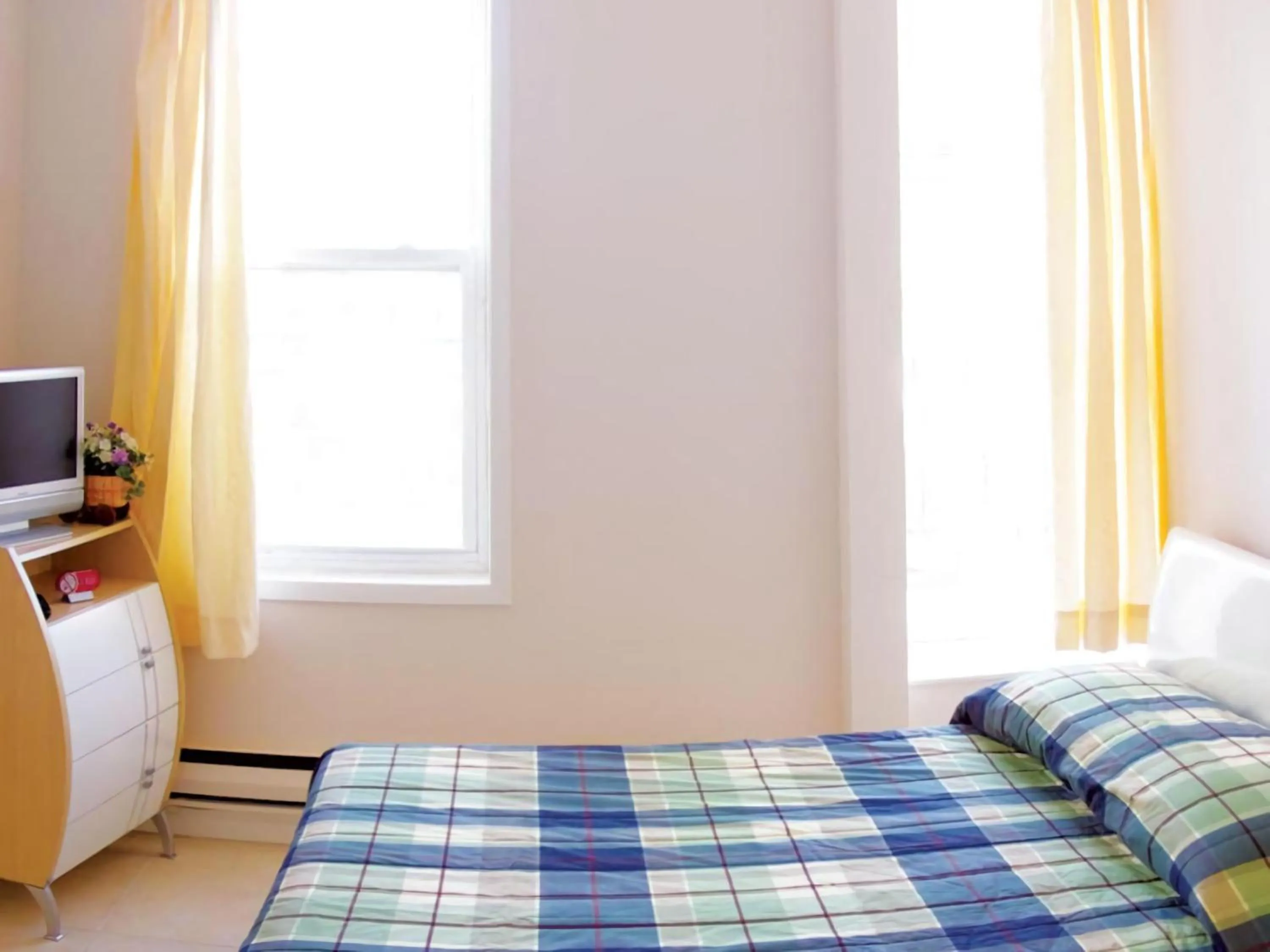 Photo of the whole room, Bed in Dragon Gate Inn