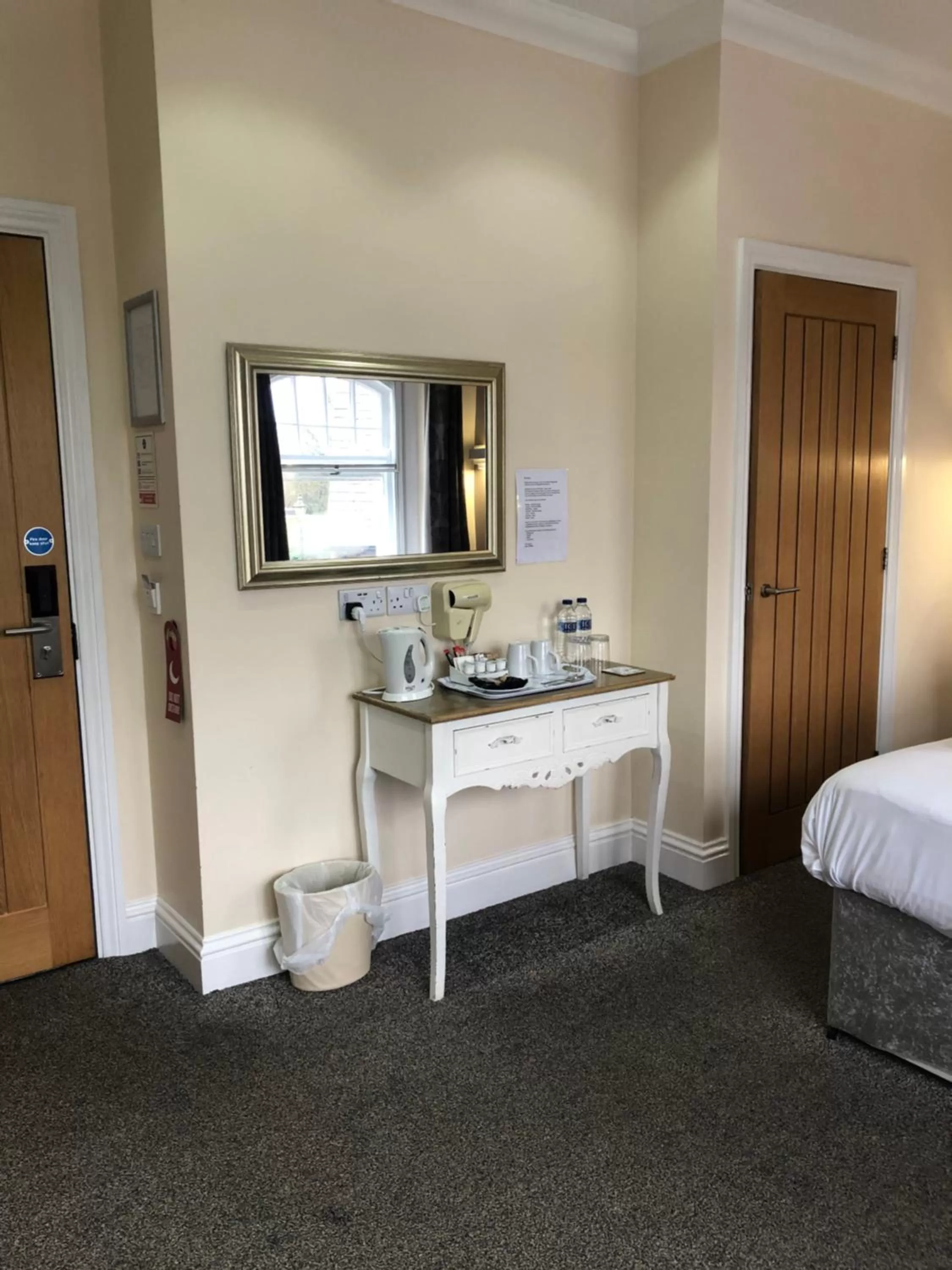 Bedroom, Bed in Queen Phillippa