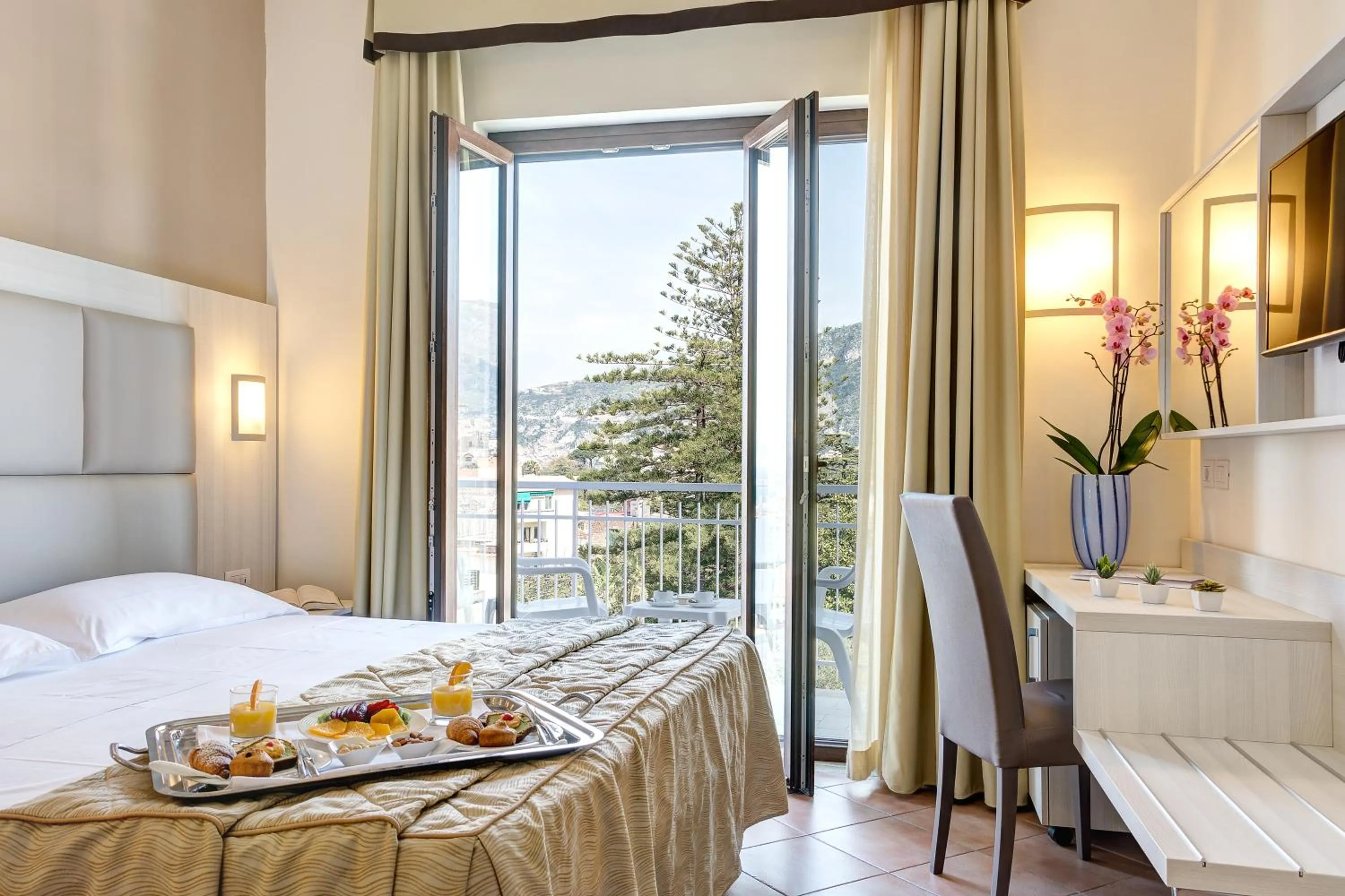 Bed in Hotel Caravel