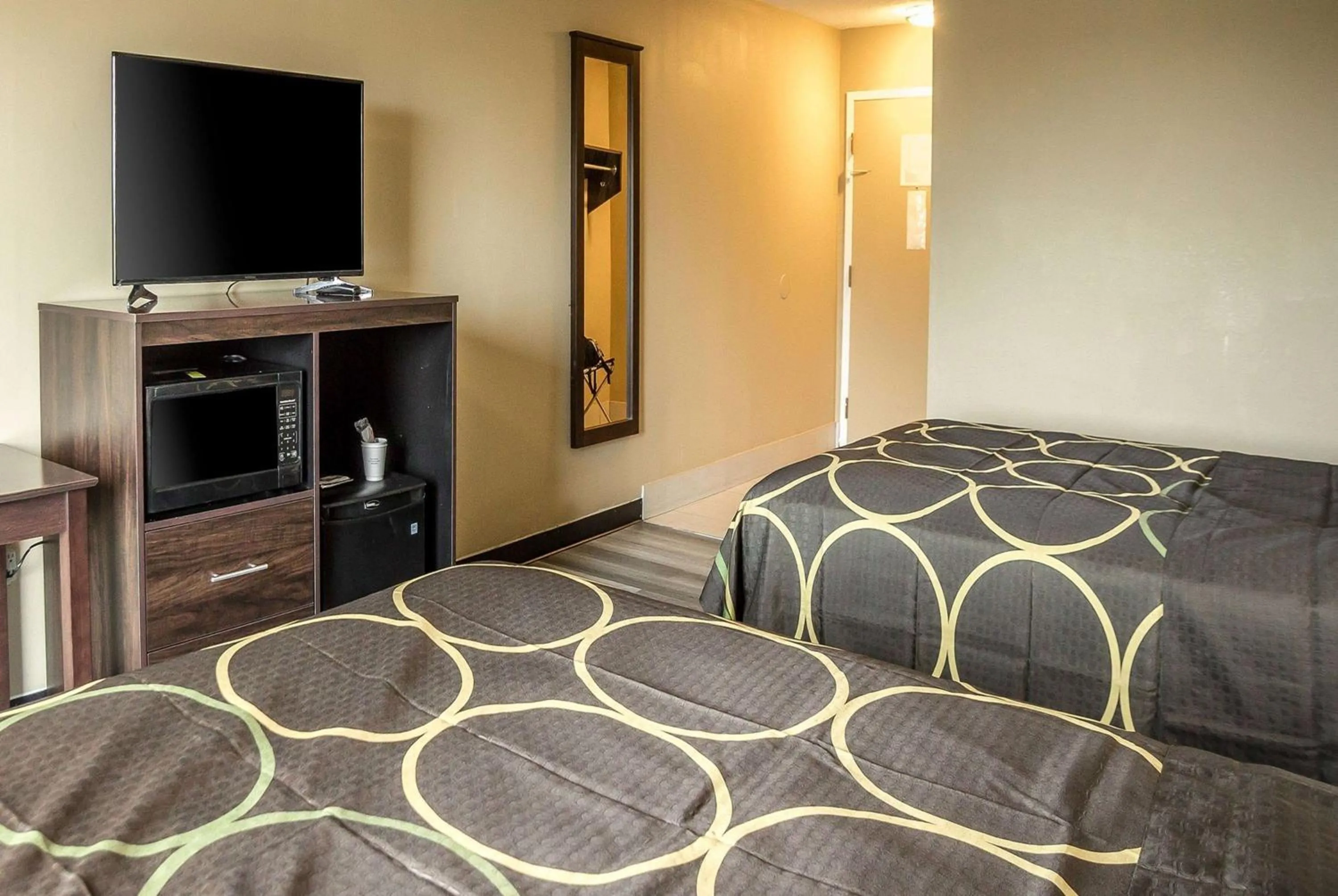 Photo of the whole room, Bed in Super 8 by Wyndham Indianapolis South