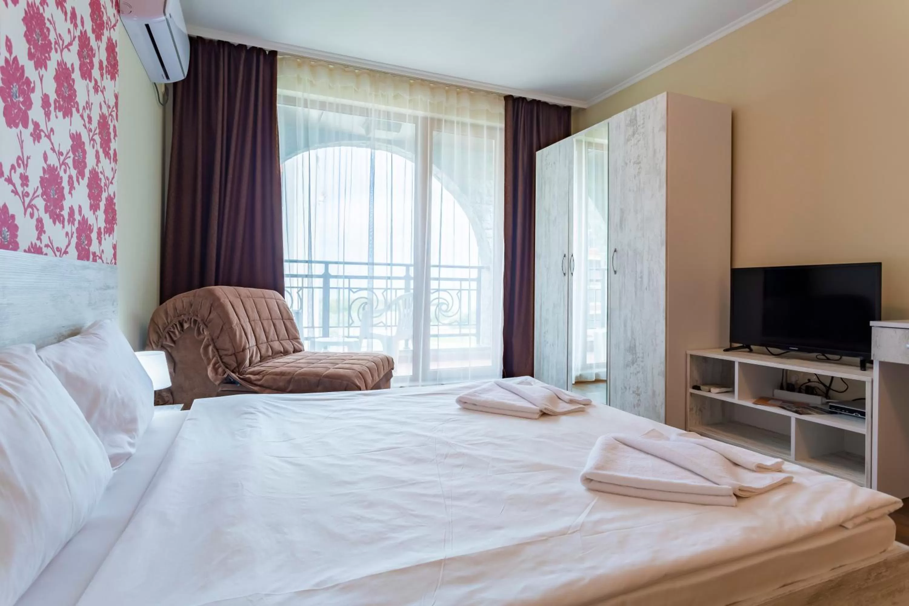 Deluxe Double Room with Balcony in Rose Gardens Apart Hotel