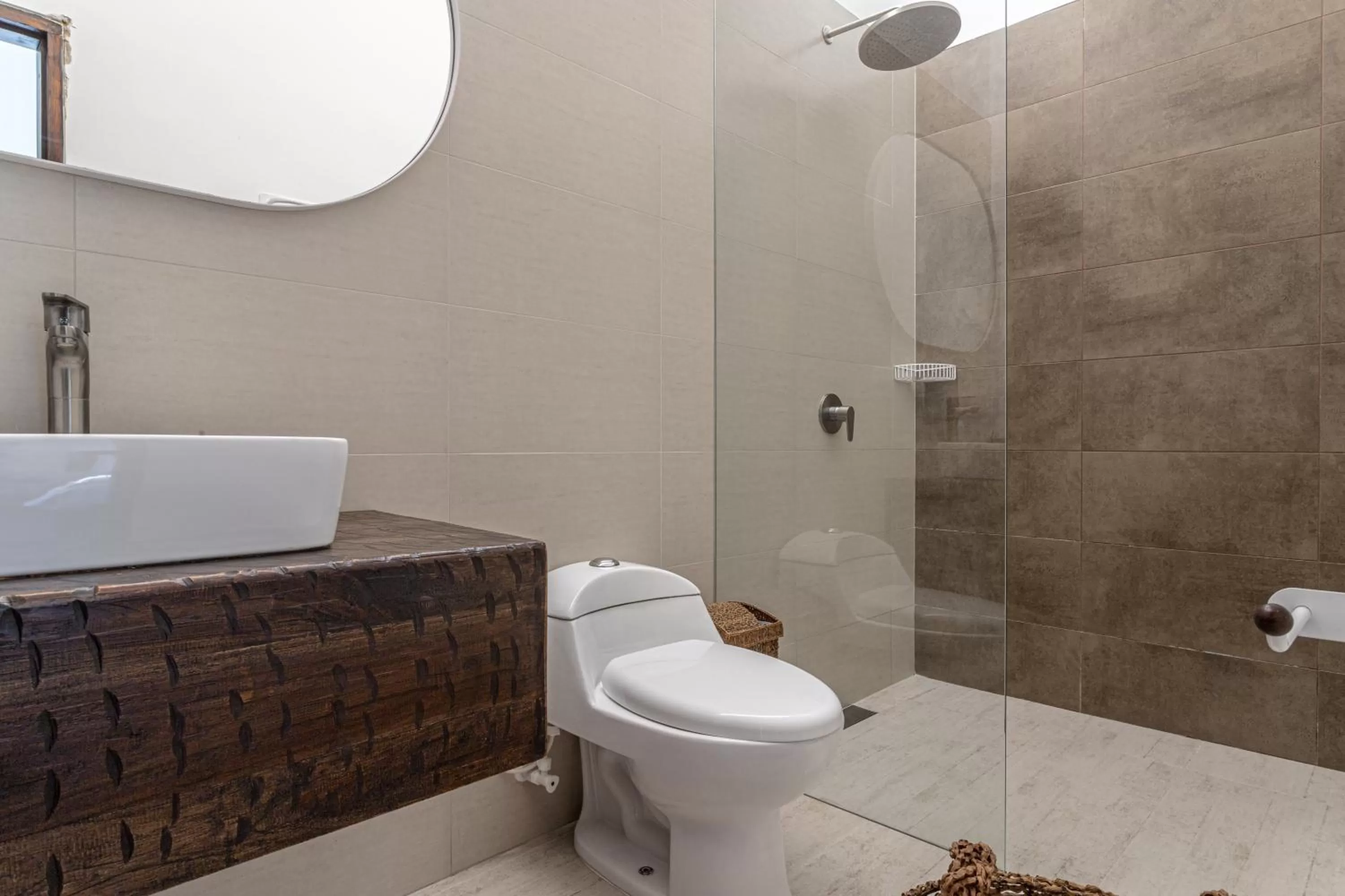 Shower in Soy Local Insignia