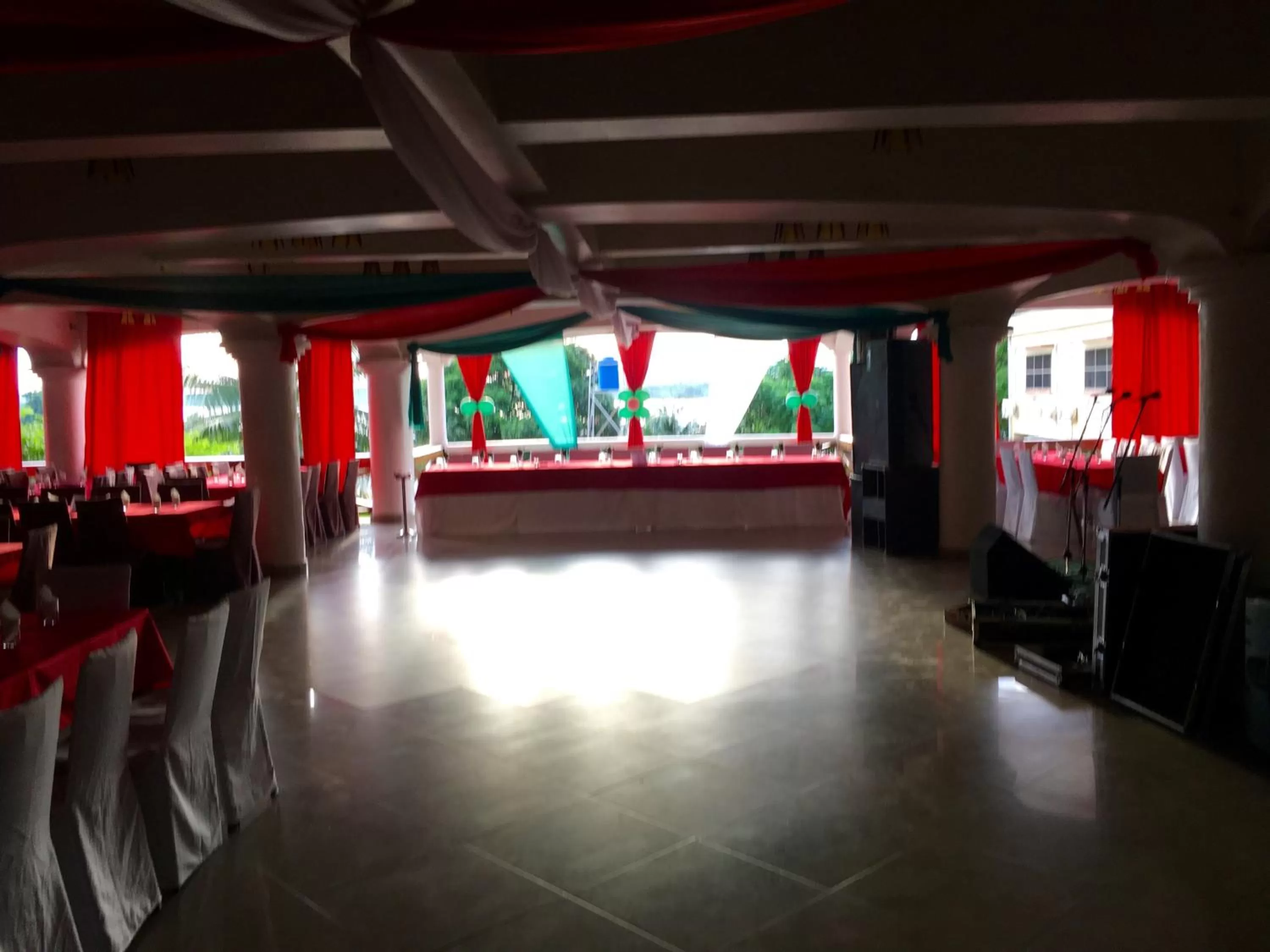 Evening entertainment in Annexe de l'Hotel de la Poste