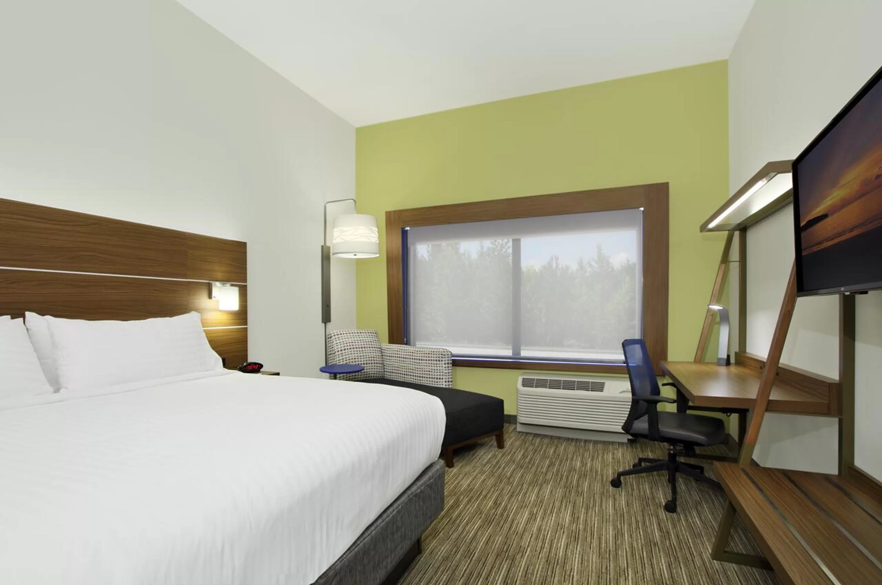 Photo of the whole room, Bed in Holiday Inn Express Jasper by IHG