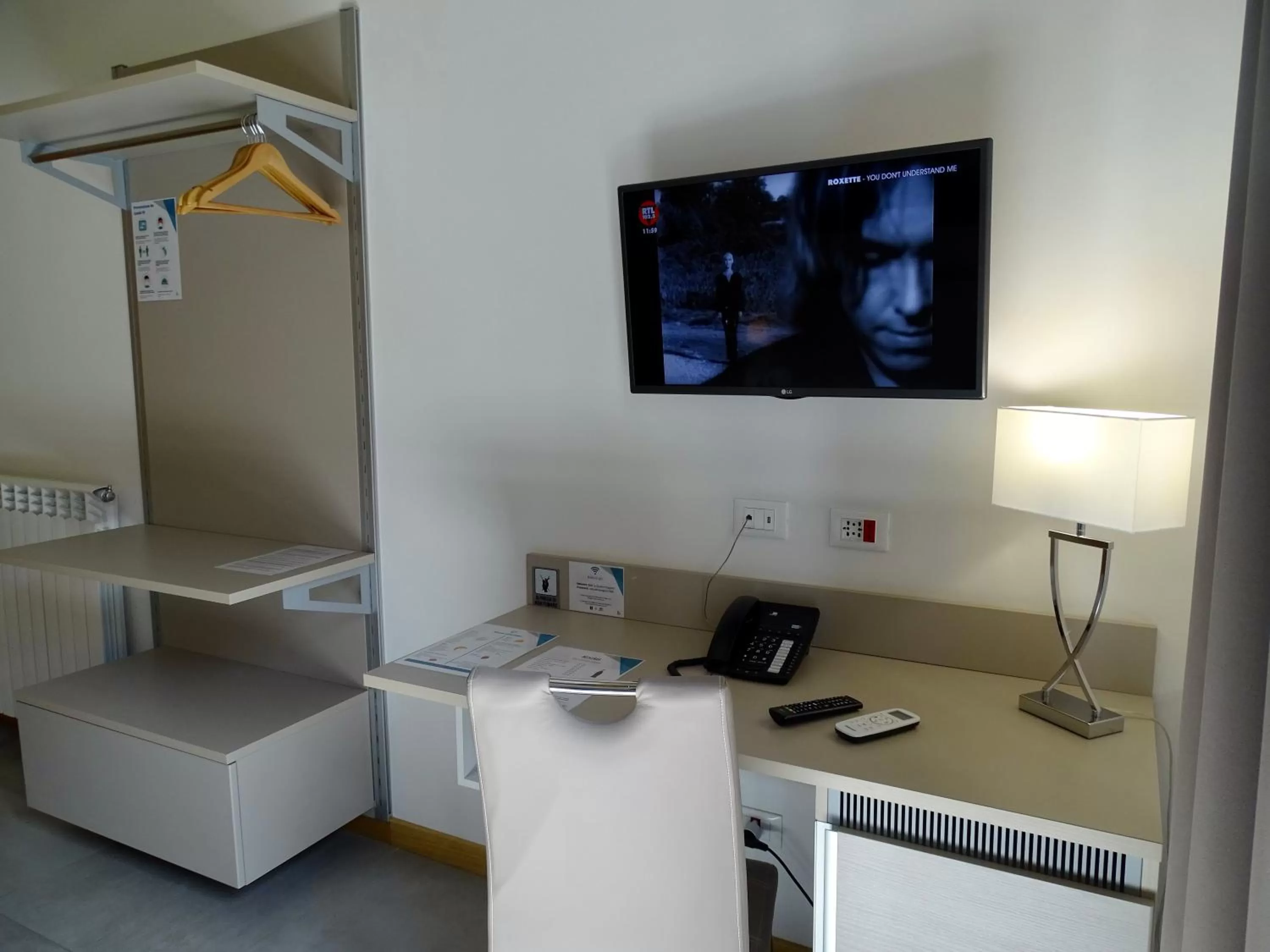 TV and multimedia in Le Quattro Stagioni - Rooms & Suites