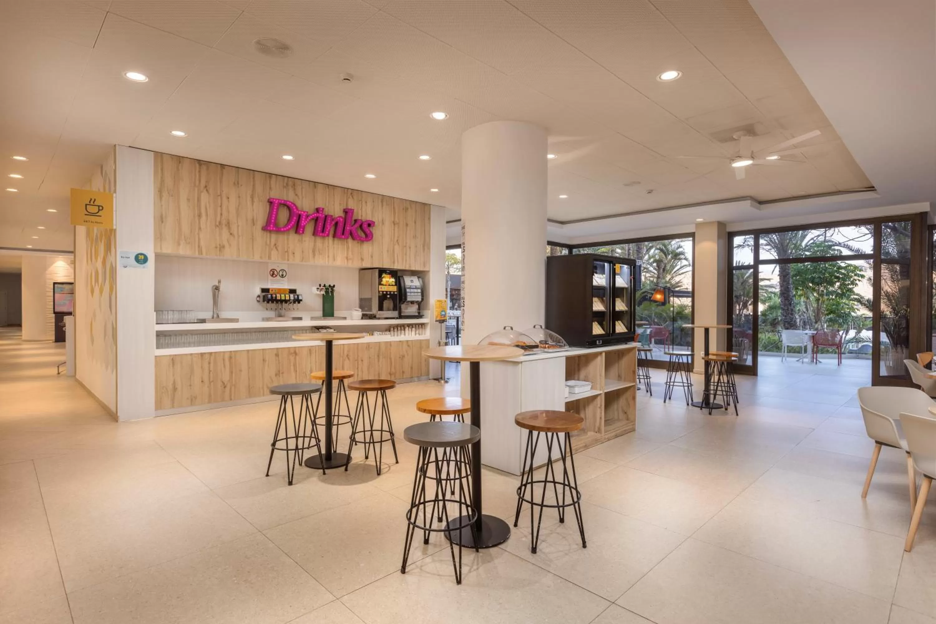 Lounge or bar in Abora Continental by Lopesan Hotels