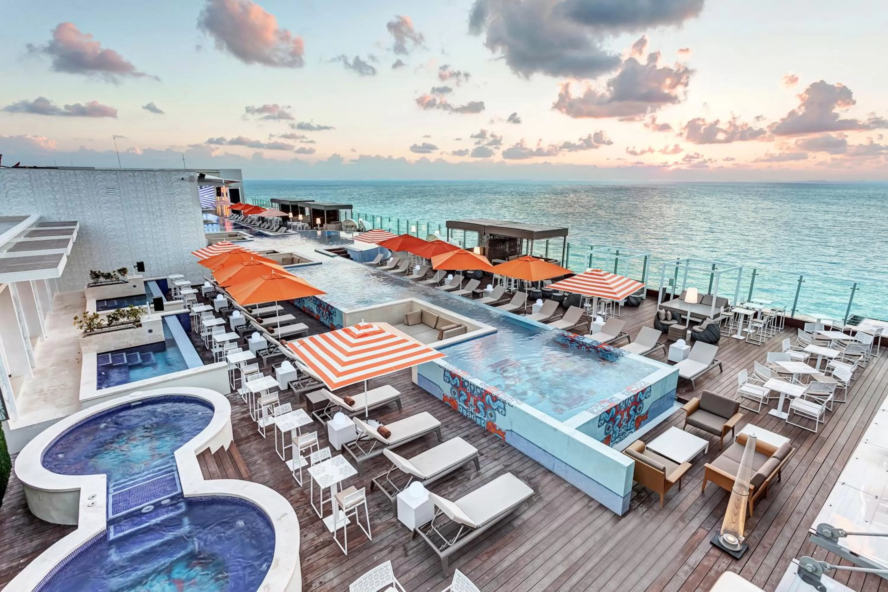 Swimming pool in Royalton CHIC Cancun, An Autograph Collection All-Inclusive Resort - Adults Only