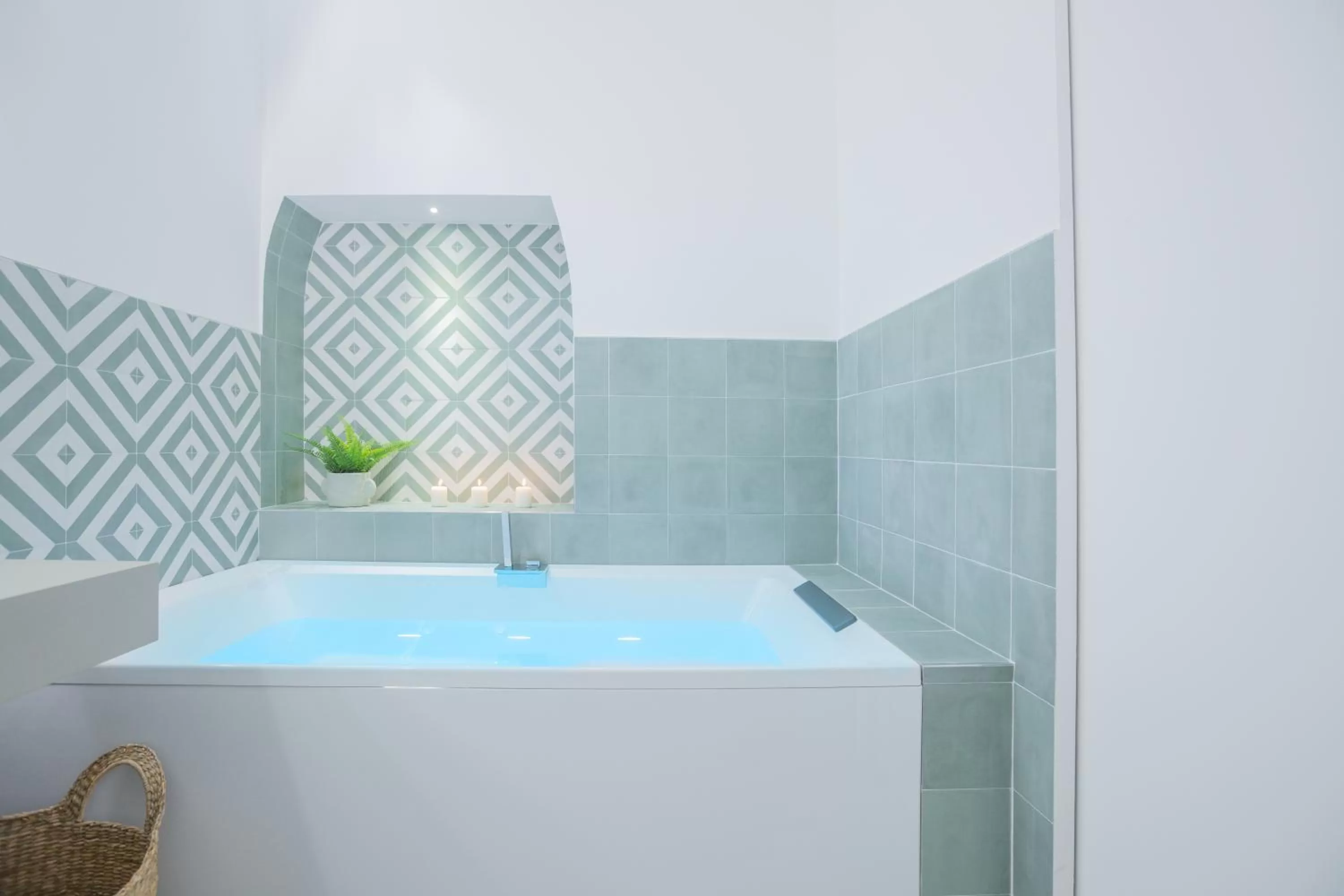 Hot Tub in Filia Solis - Old Town SUITEs & SPA