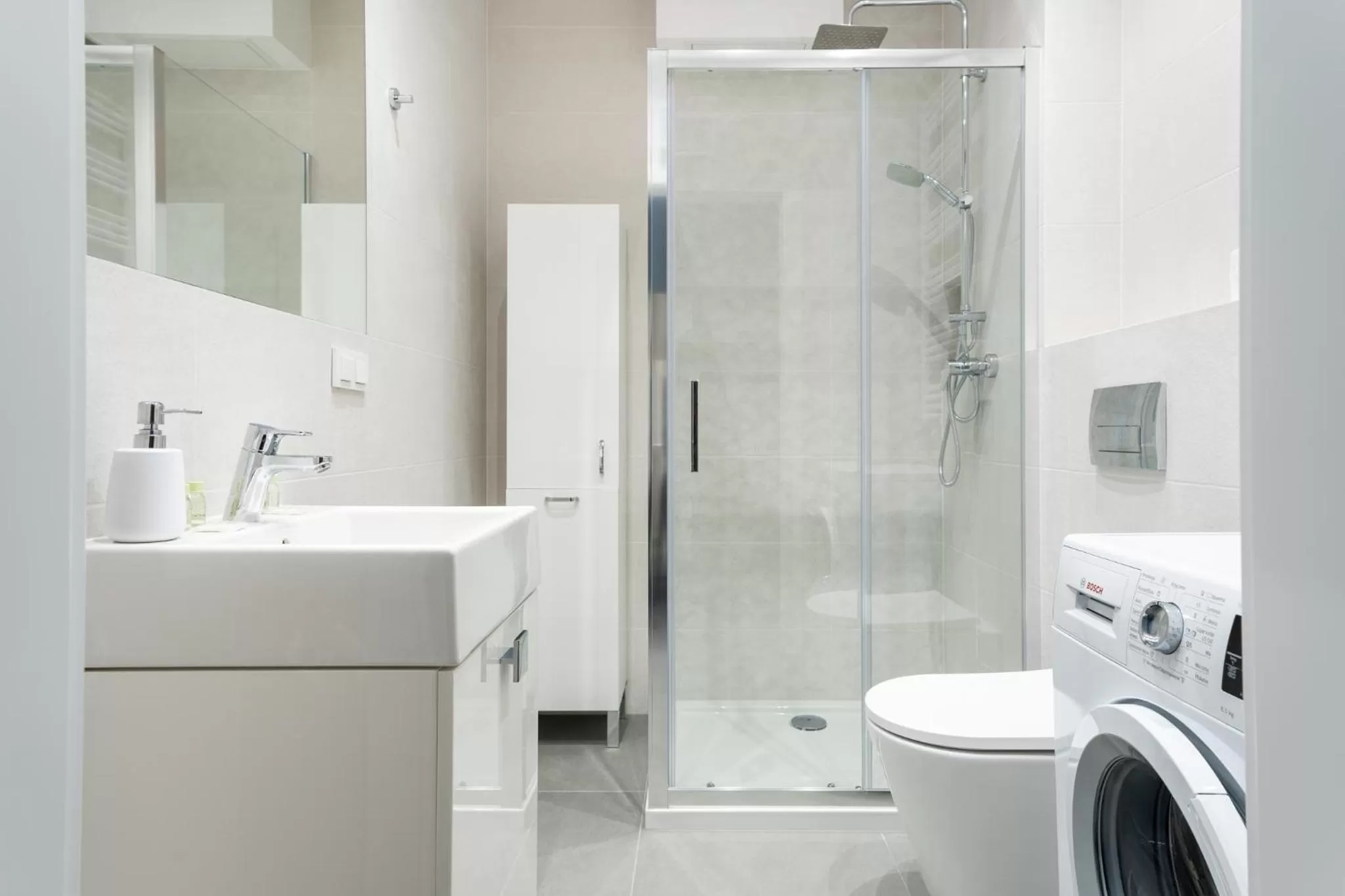 Shower in Symphony Modern Tower Apartamenty