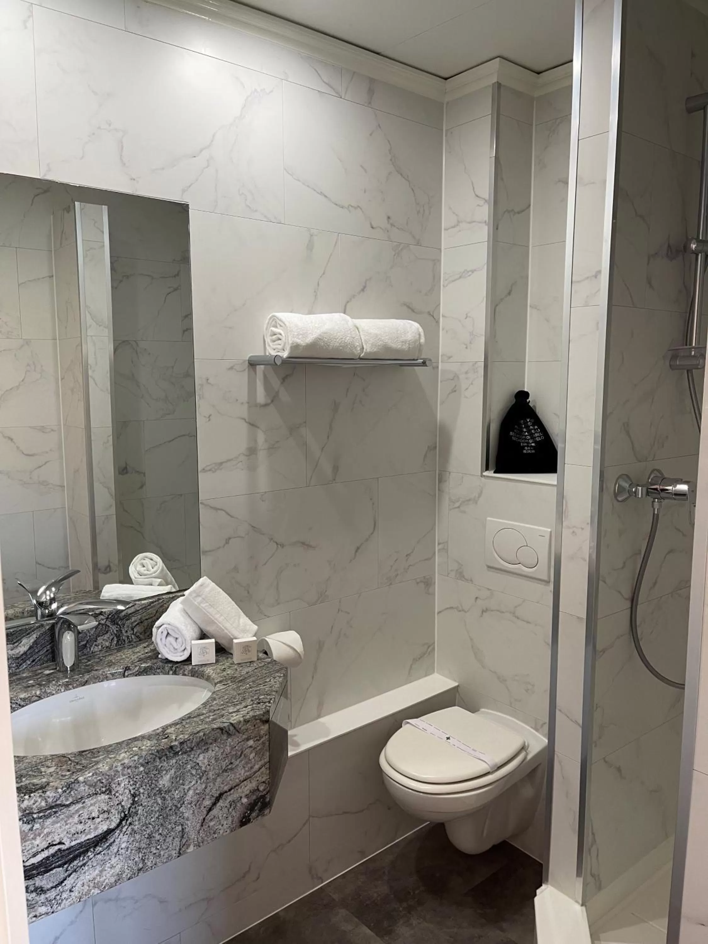 Shower in Maison LUTETIA R