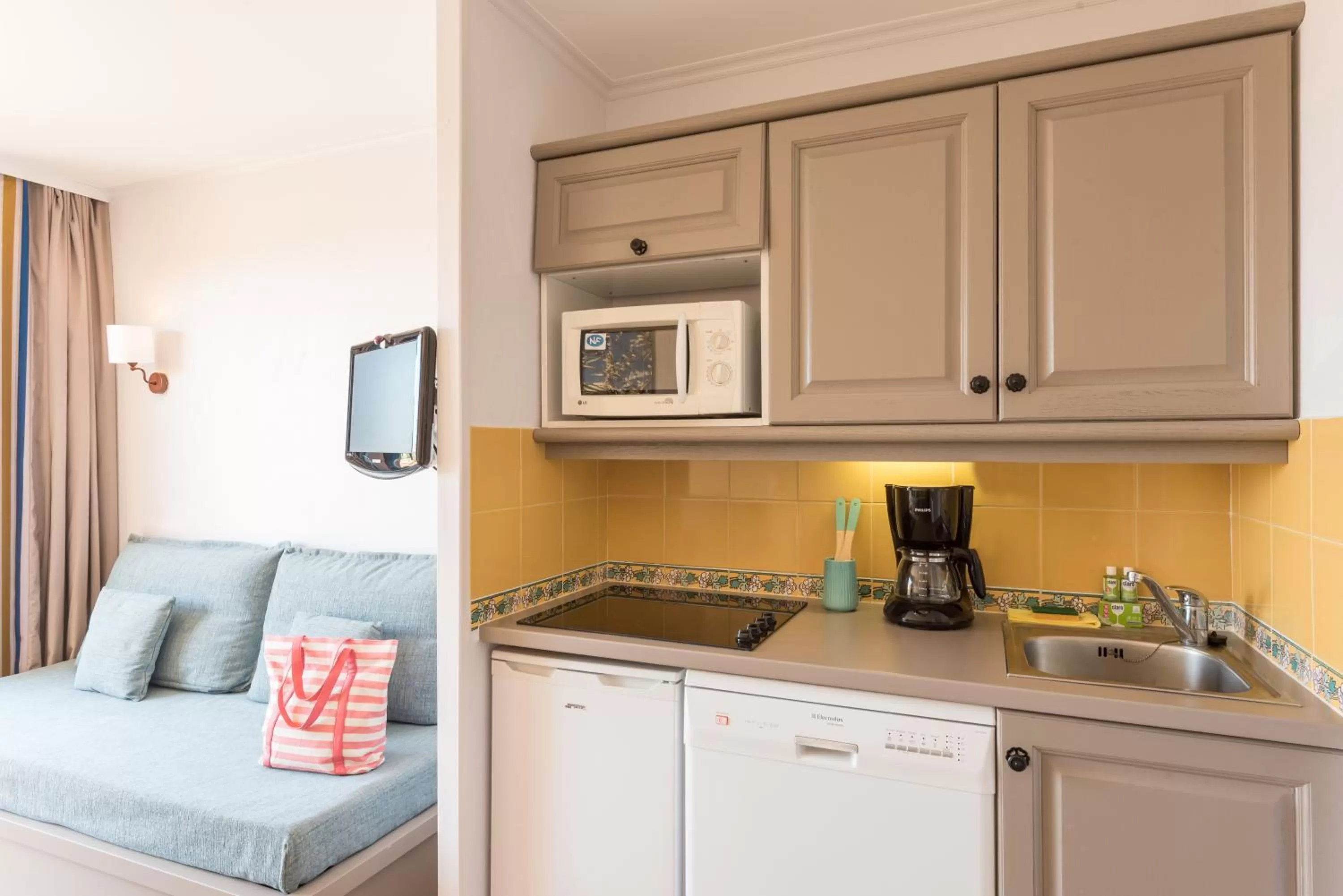 Kitchen or kitchenette in Pierre & Vacances Residence Les Rivages des Issambres