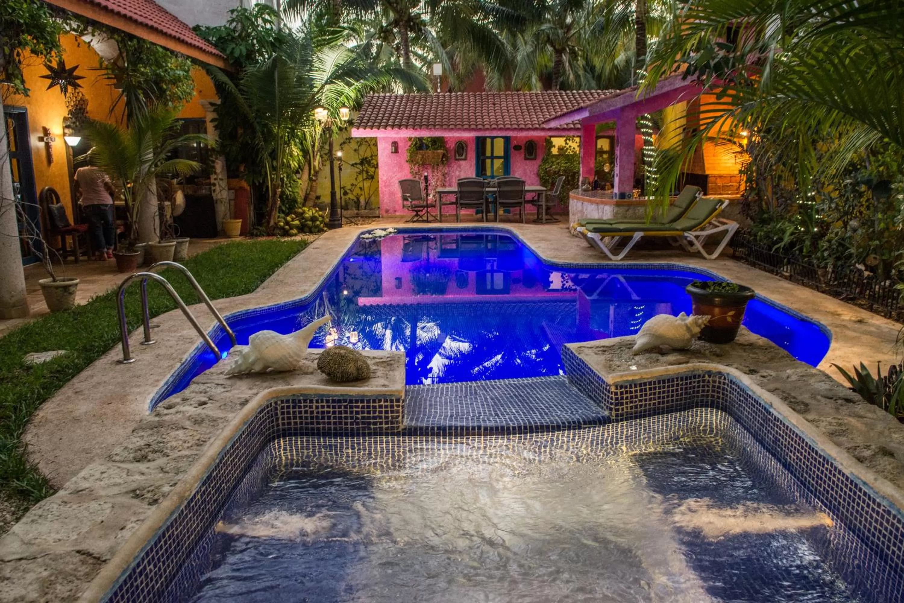 Hot Tub in Hacienda Boutique B&B and Spa Solo Adultos