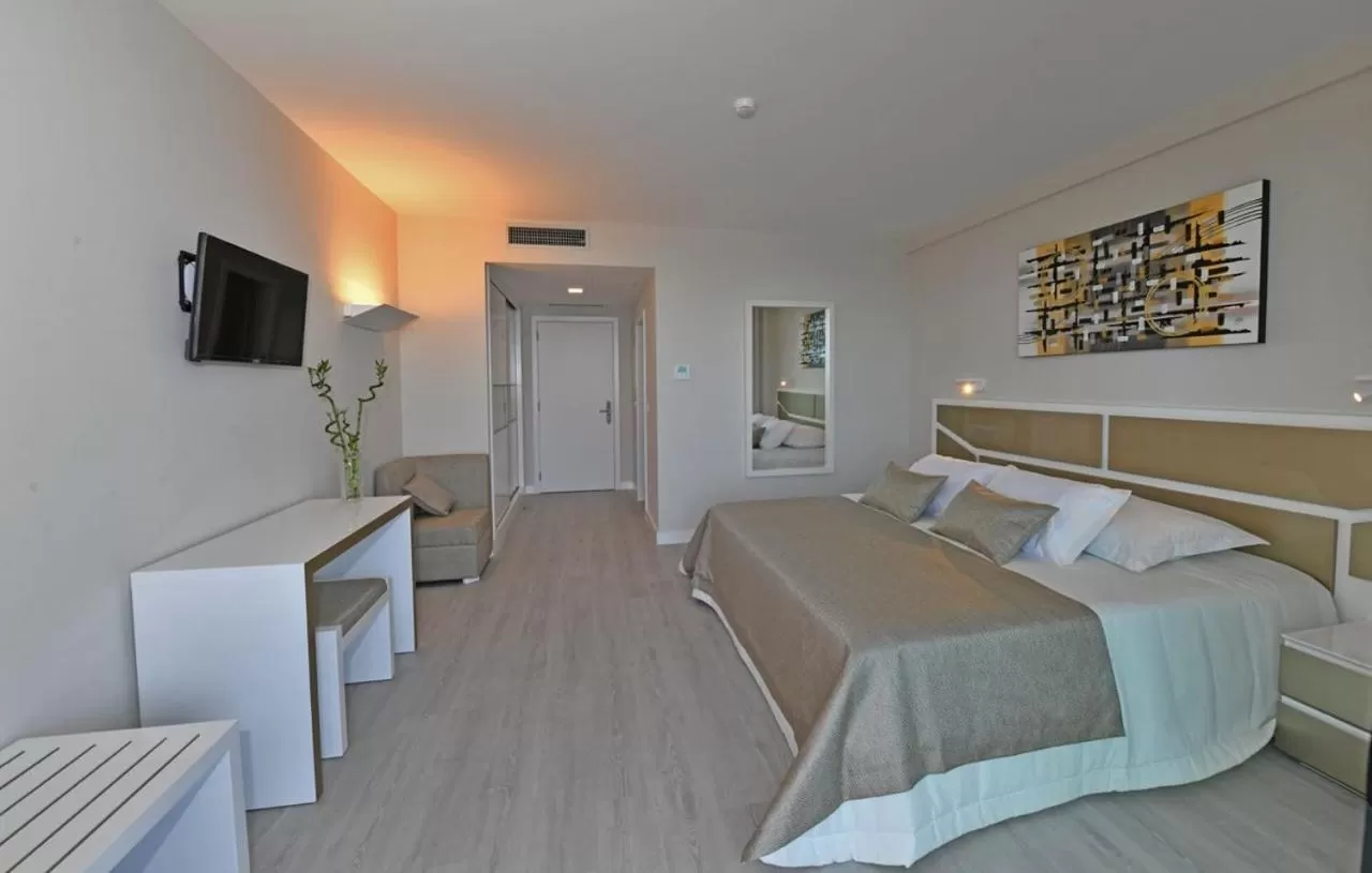 Bedroom, Seating Area in Calamar Hotel